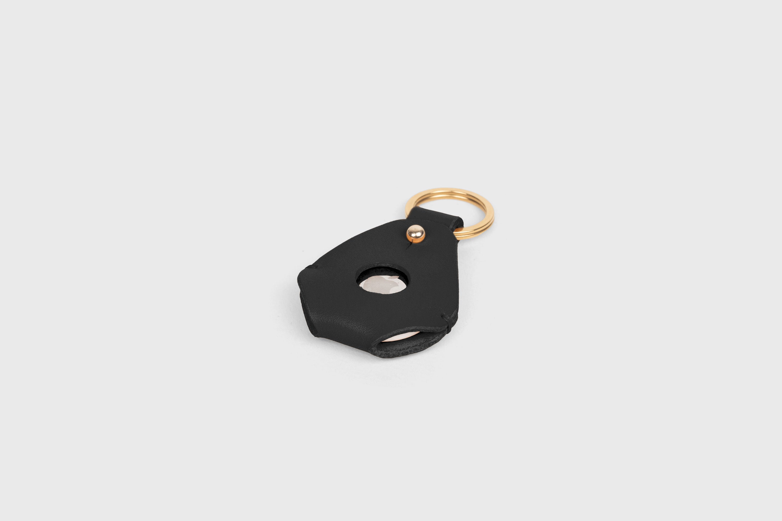 Airtag Key Ring In Black Color In Vegetable Tanned Leather Minimalistic Design Atelier Madre Manuel Dreesmann Barcelona Spain