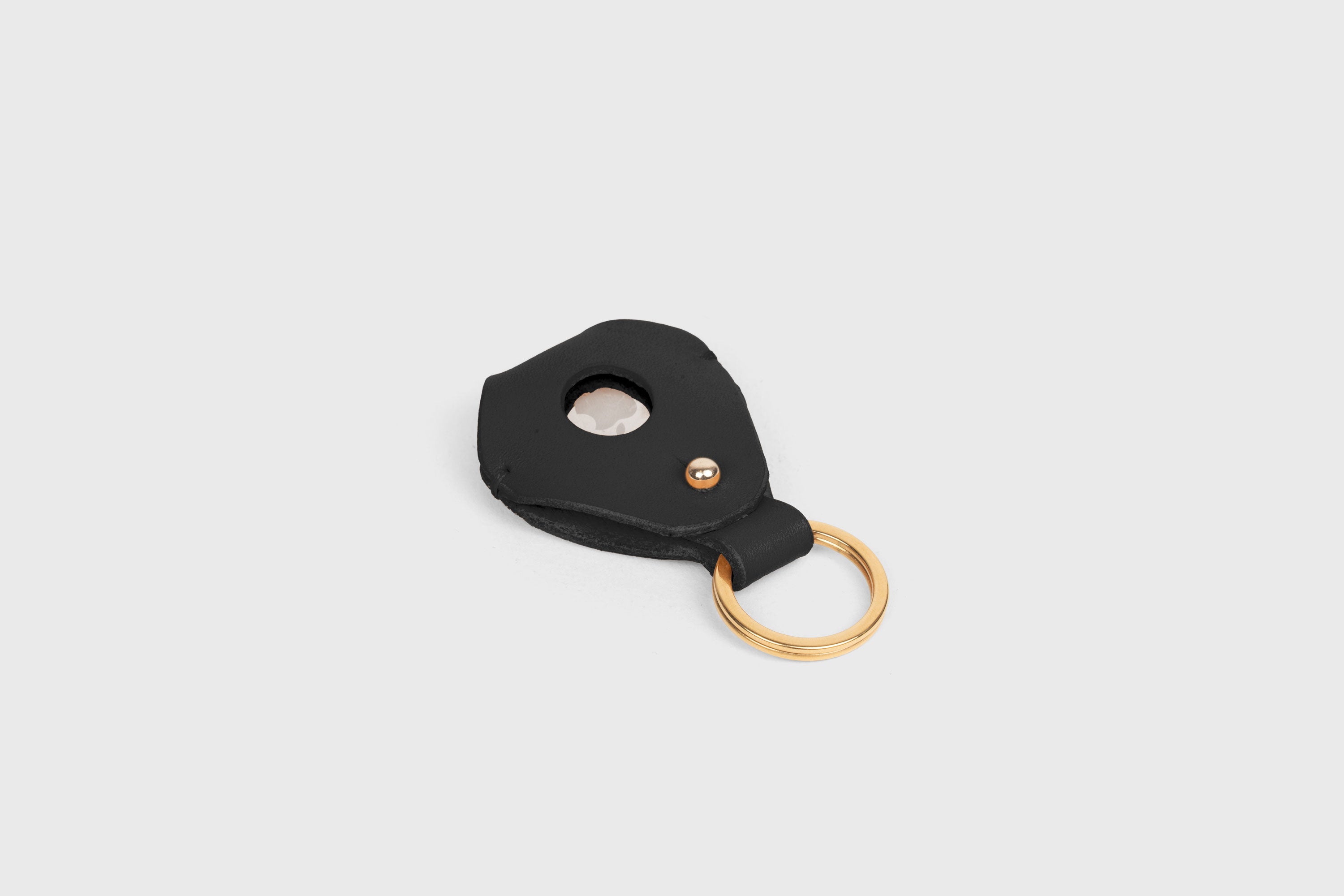 Airtag Key Ring In Black Color In Vegetable Tanned Leather Minimalistic Design Atelier Madre Manuel Dreesmann Barcelona Spain
