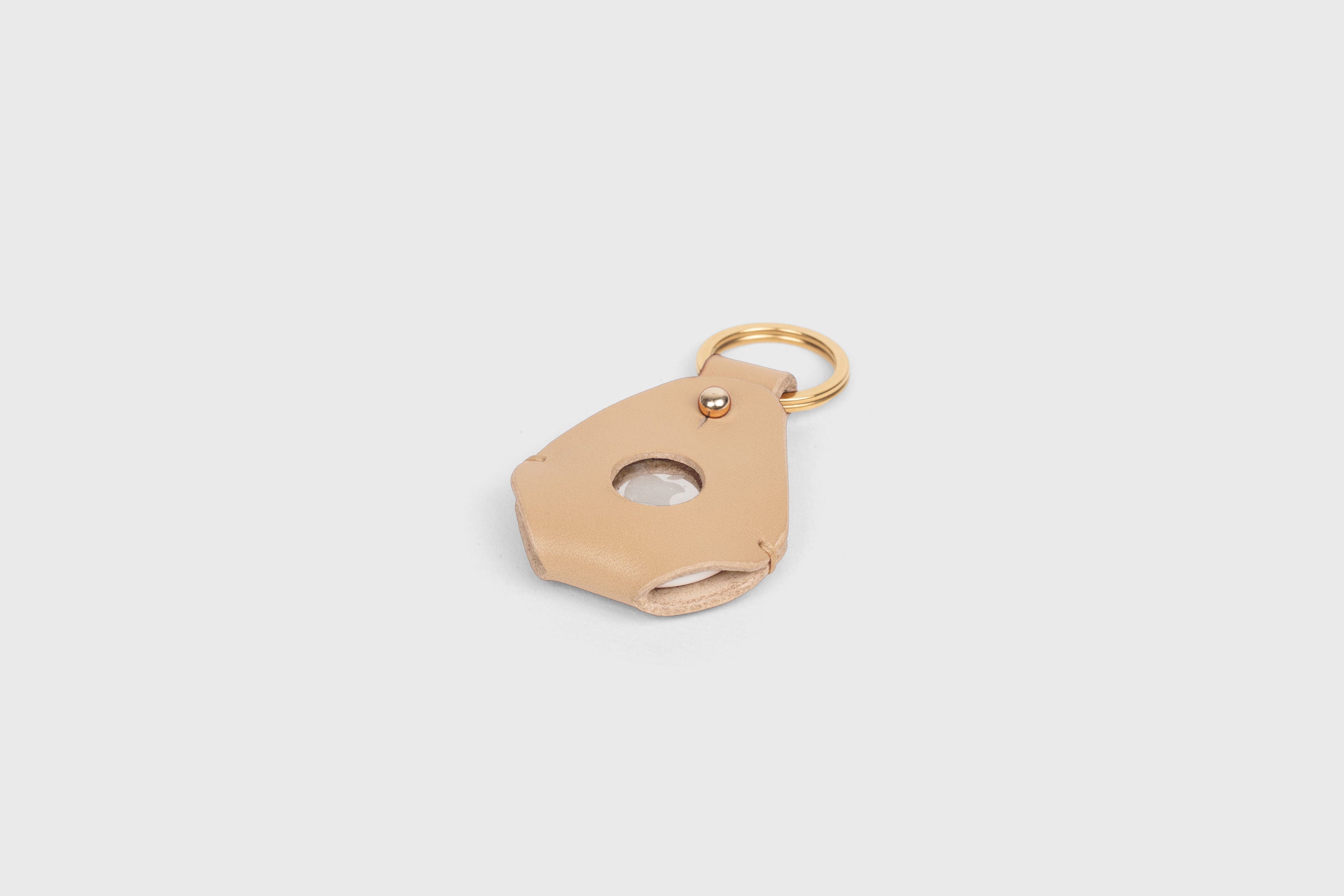 Airtag Key Ring In Natural Color In Vegetable Tanned Leather Minimalistic Design Atelier Madre Manuel Dreesmann Barcelona Spain