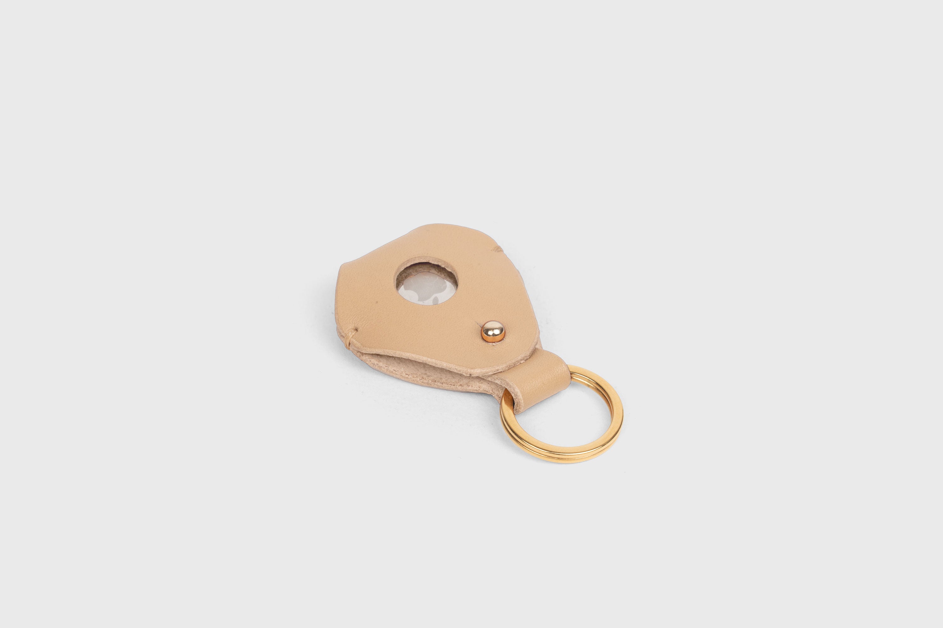Airtag Key Ring In Natural Color In Vegetable Tanned Leather Minimalistic Design Atelier Madre Manuel Dreesmann Barcelona Spain