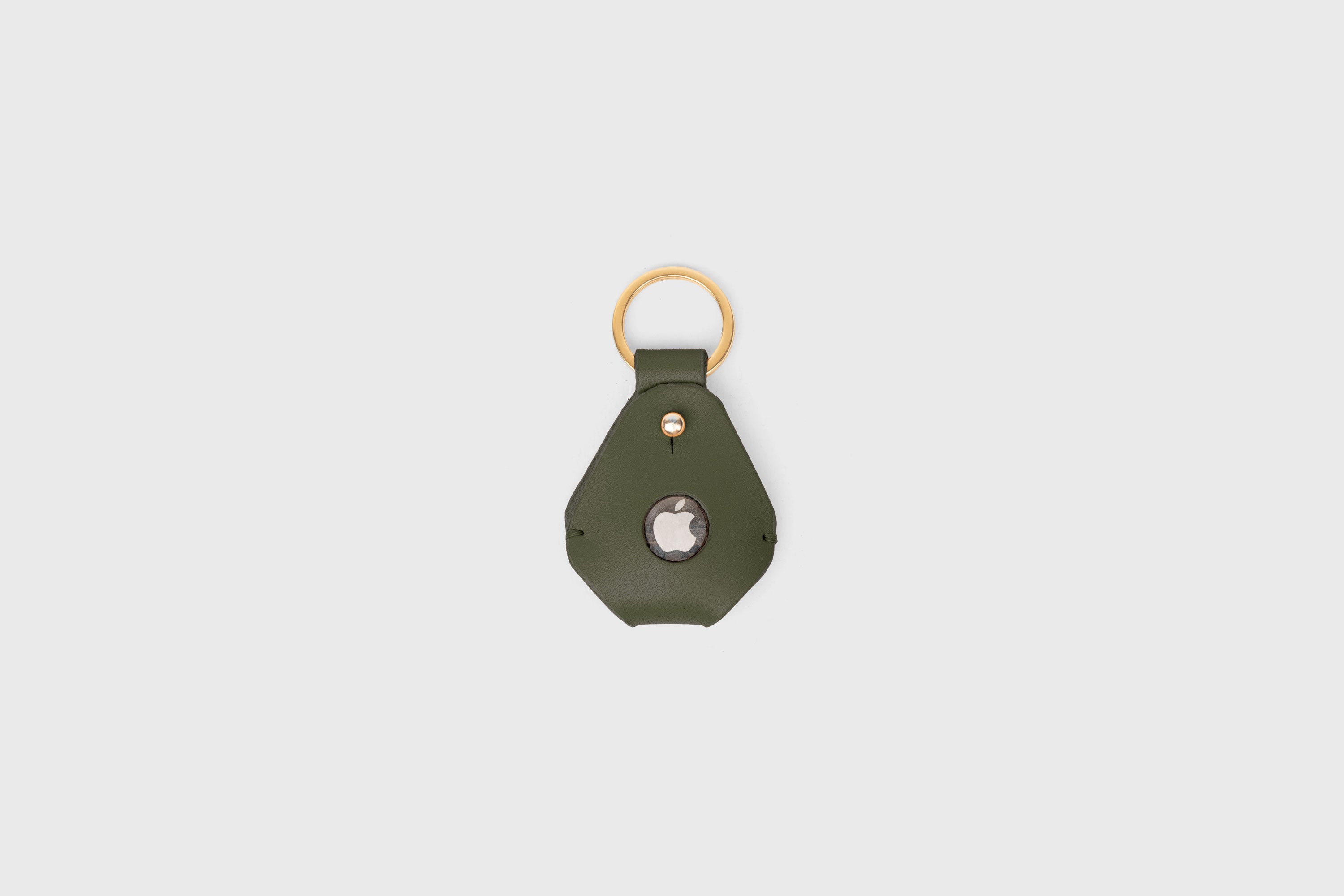 Airtag Key Ring In Olive Green Color In Vegetable Tanned Leather Minimalistic Design Atelier Madre Manuel Dreesmann Barcelona Spain