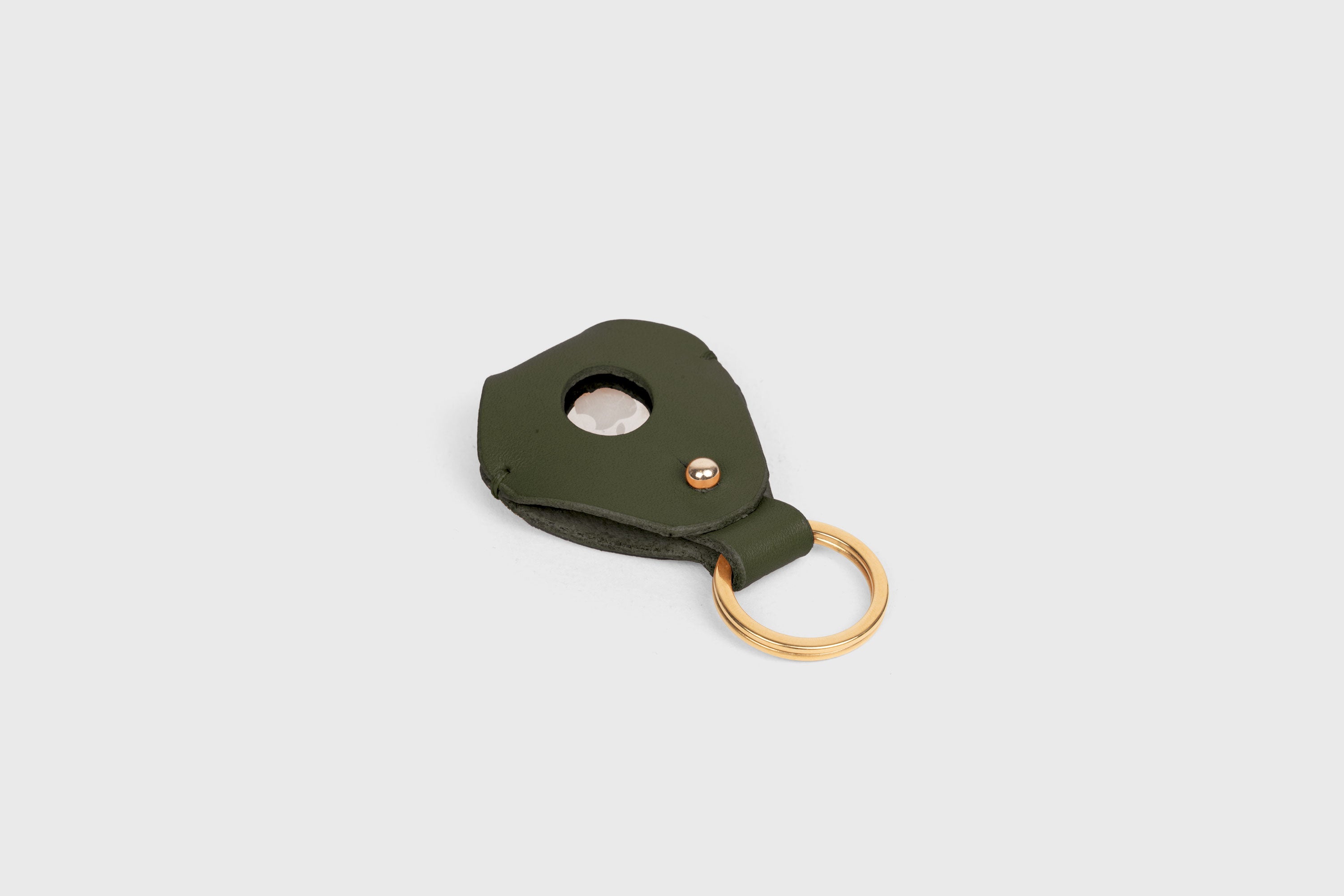 Airtag Key Ring In Olive Green Color In Vegetable Tanned Leather Minimalistic Design Atelier Madre Manuel Dreesmann Barcelona Spain