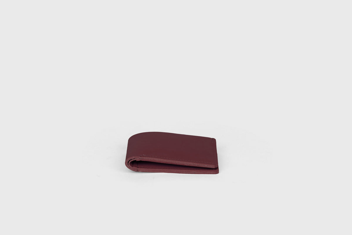 Bifold Wallet Leather Burgundy Color Minimalistic Design Vegetable Tanned Leather Atelier Madre Manuel Dreesmann Barcelona Spain 3