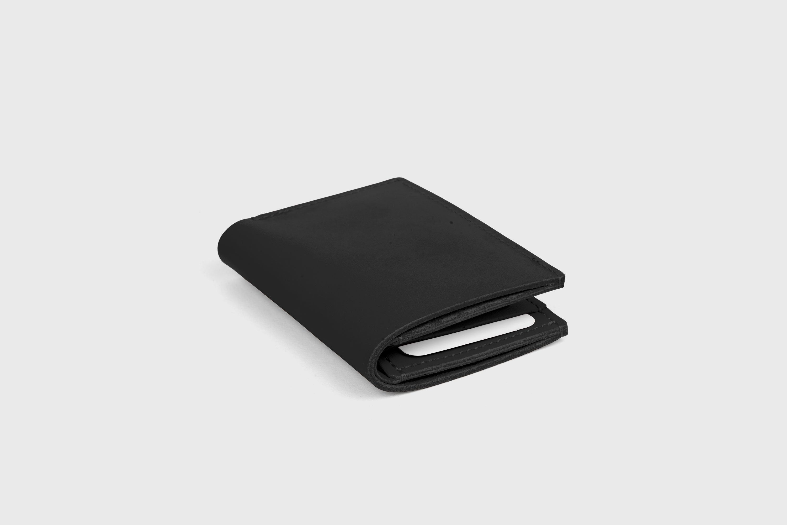 Bifold Wallet Vertical 6 Slots In Black Color In Vegetable Tanned Leather Minimalistic Design Atelier Madre Manuel Dreesmann Barcelona Spain