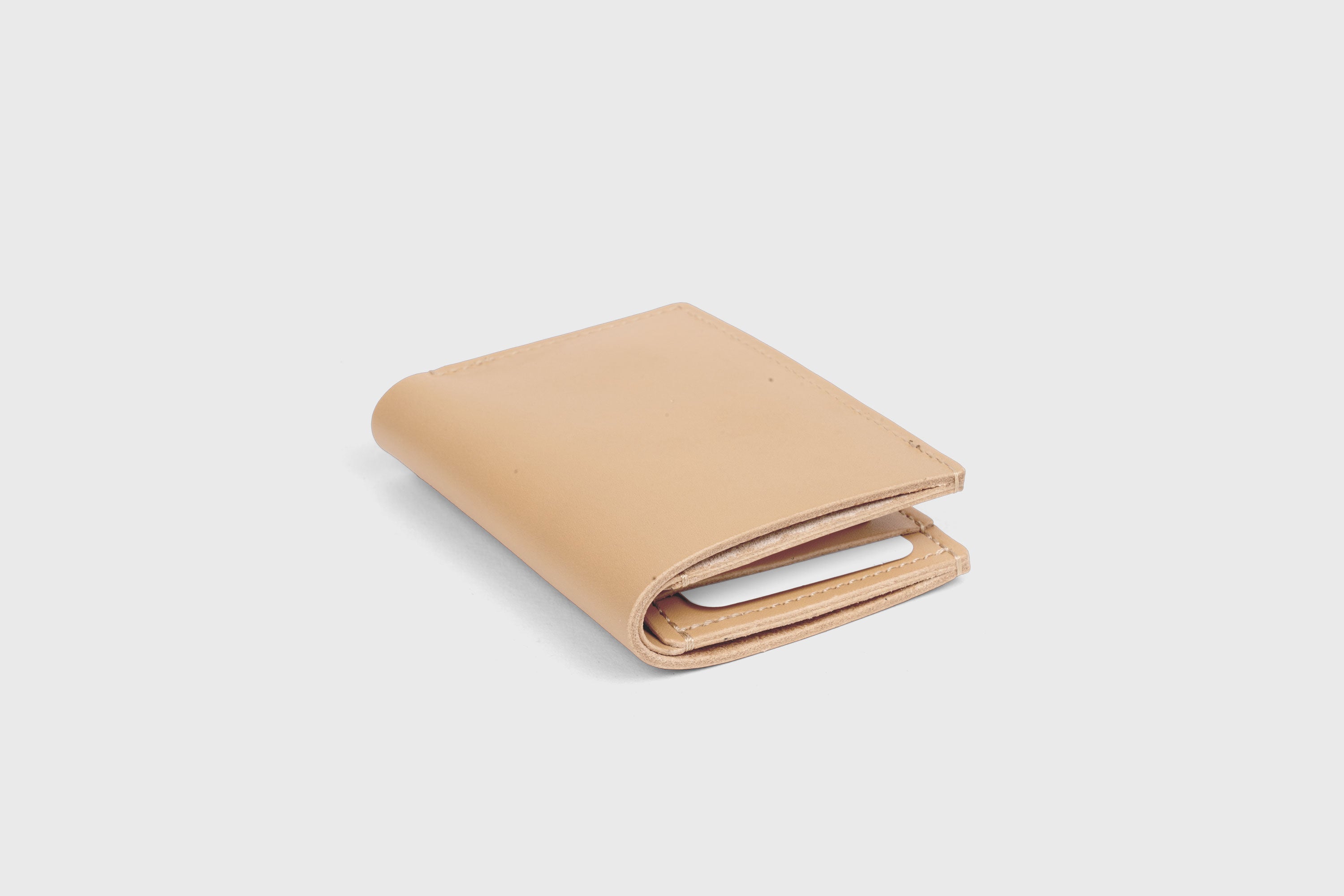 Bifold Wallet Vertical 6 Slots In Natural Color In Vegetable Tanned Leather Minimalistic Design Atelier Madre Manuel Dreesmann Barcelona Spain