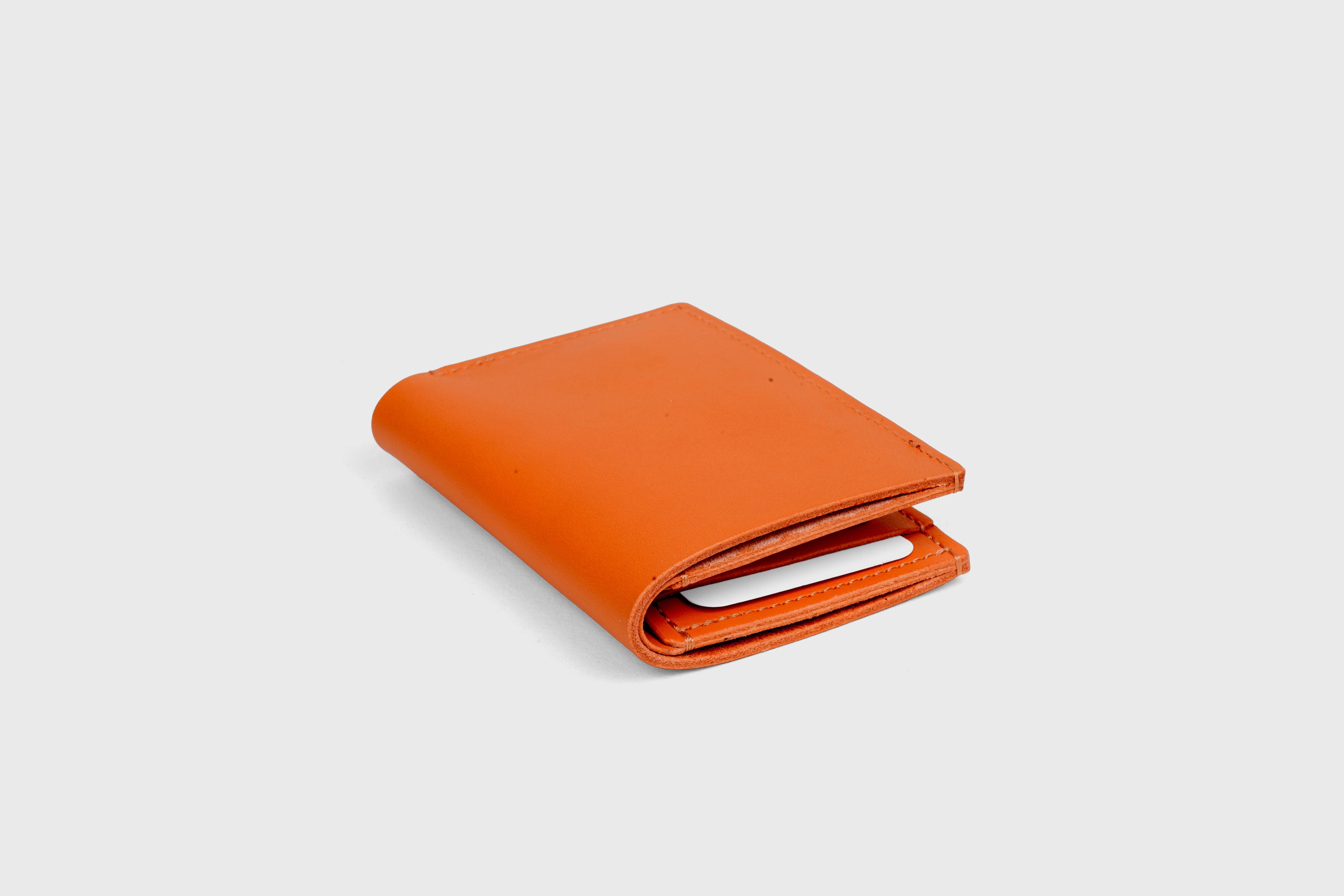 Bifold Wallet Vertical 6 Slots In Orange Color In Vegetable Tanned Leather Minimalistic Design Atelier Madre Manuel Dreesmann Barcelona Spain