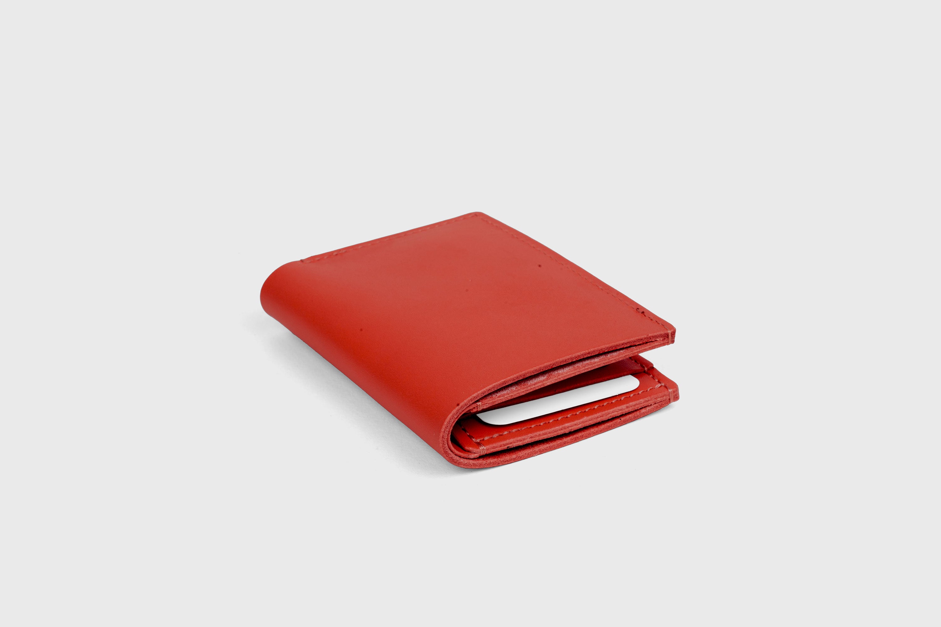 Bifold Wallet Vertical 6 Slots In Red Color In Vegetable Tanned Leather Minimalistic Design Atelier Madre Manuel Dreesmann Barcelona Spain