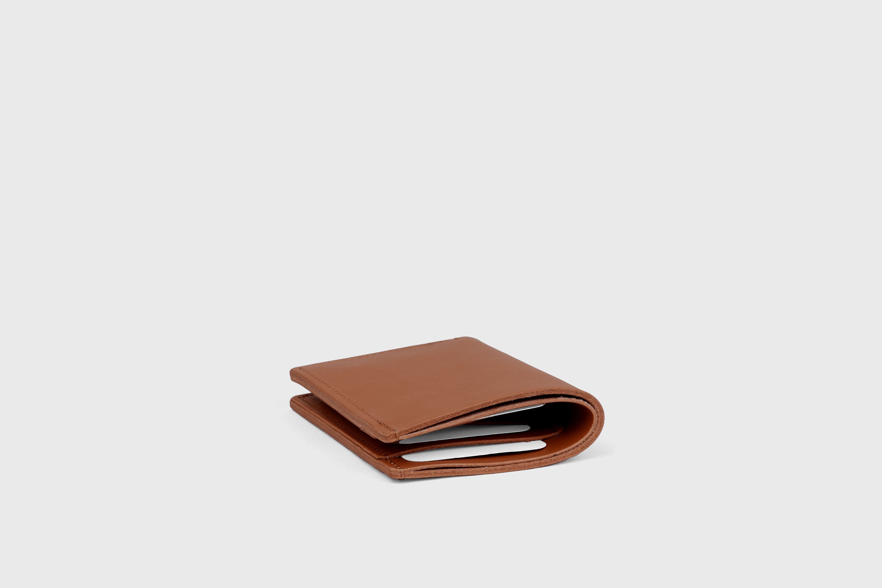 Bifold Wallet Vertical In Dark Brown Color In Vegetable Tanned Leather Minimalistic Slim Design Atelier Madre Manuel Dreesmann Barcelona Spain
