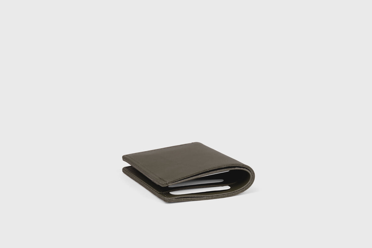 Bifold Wallet Vertical Olive Green Color Leather Atelier Madre Manuel Dreesmann Barcelona Spain 3