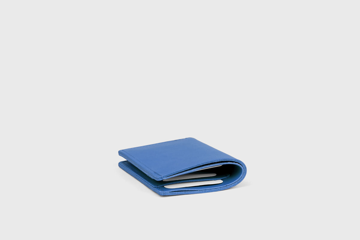 Bifold Wallet Vertical Royal Blue Color Leather Atelier Madre Manuel Dreesmann Barcelona Spain 3