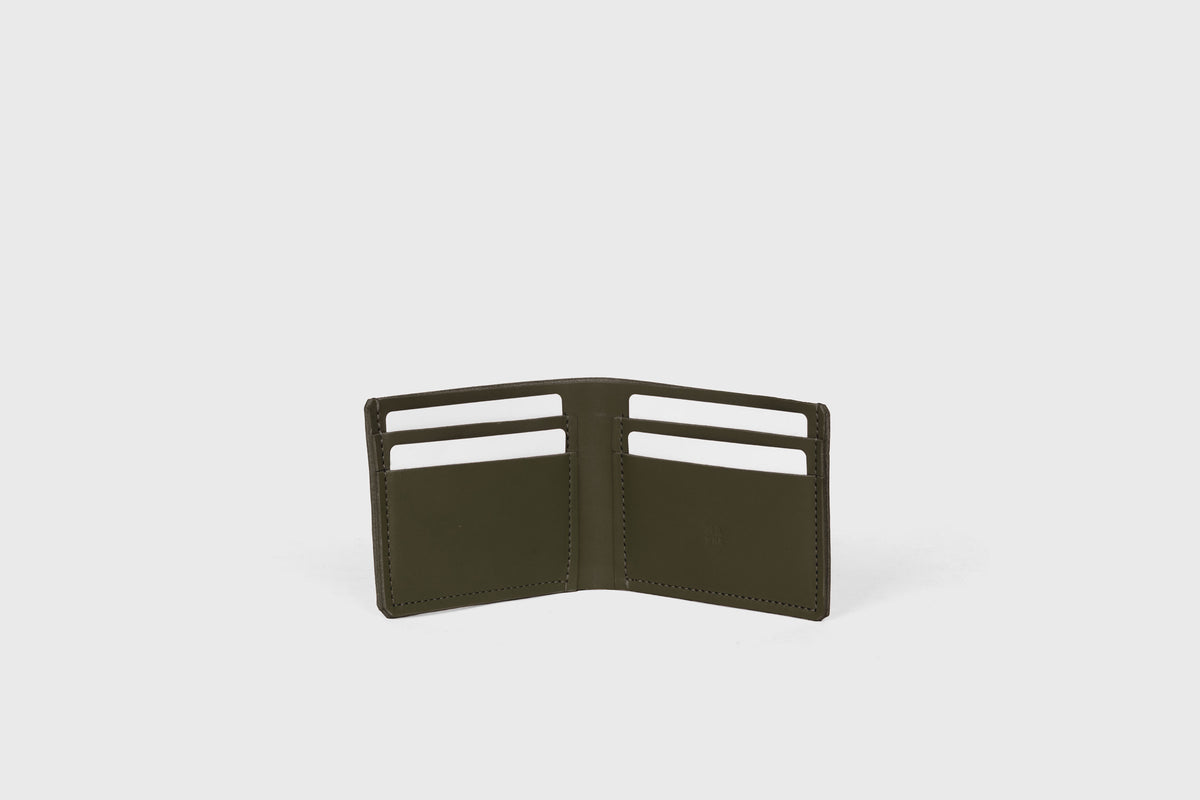 Bifold wallet leather olive green color minimalistic design vegetable tanned leather atelier madre manuel dreesmann barcelona spain 1
