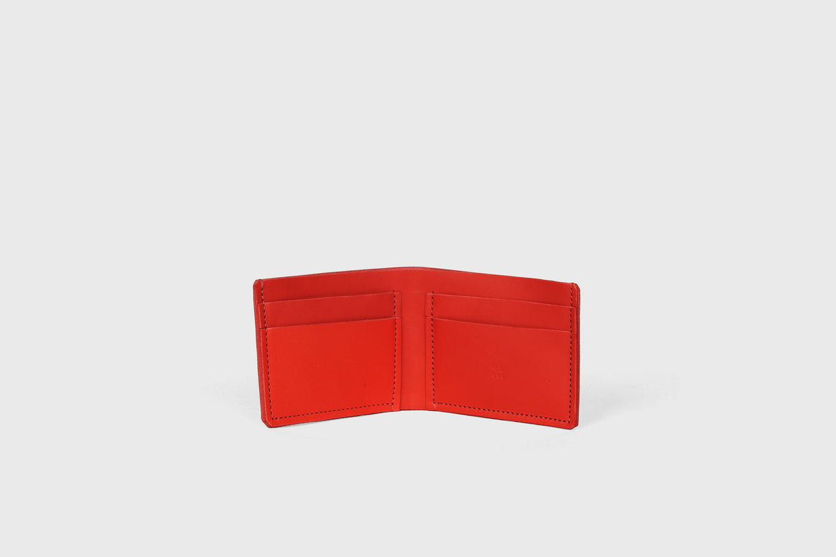 Bifold wallet leather red color minimalistic design vegetable tanned leather atelier madre manuel dreesmann barcelona spain 2