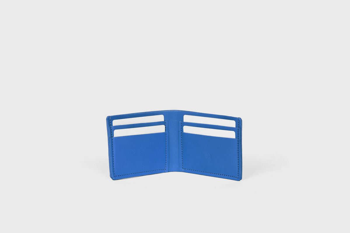 Bifold wallet leather royal blue color minimalistic design vegetable tanned leather atelier madre manuel dreesmann barcelona spain 1