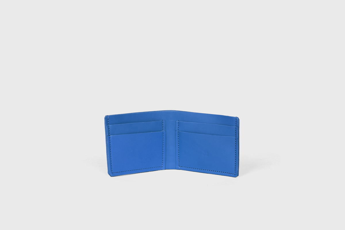 Bifold wallet leather royal blue color minimalistic design vegetable tanned leather atelier madre manuel dreesmann barcelona spain 2