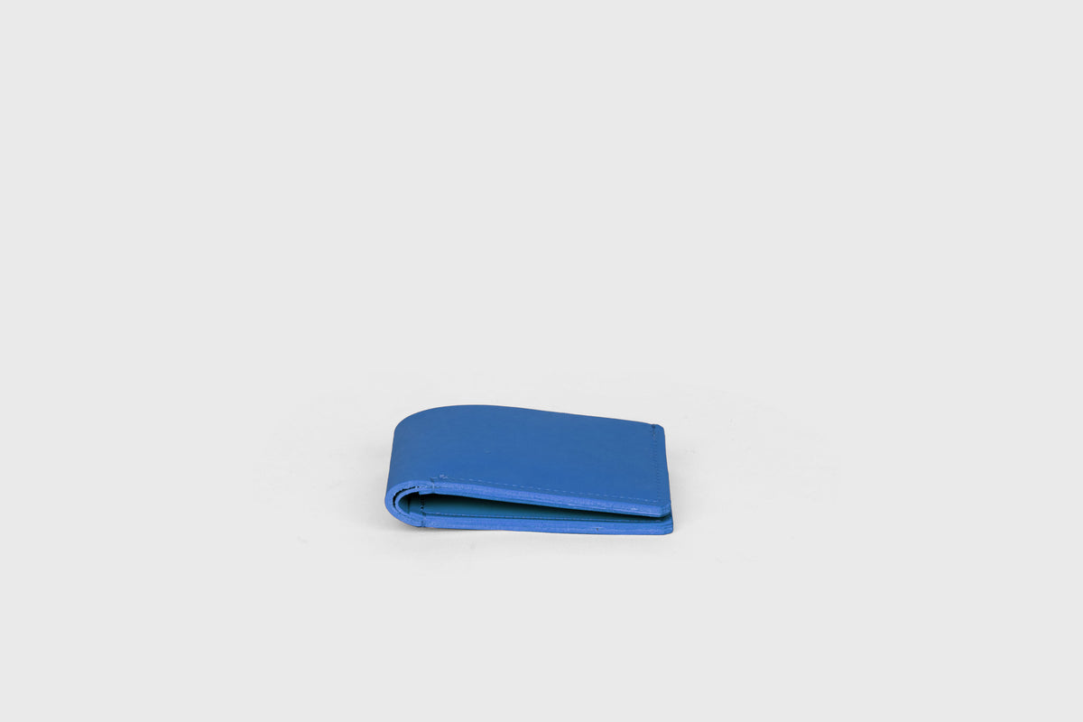 Bifold wallet leather royal blue color minimalistic design vegetable tanned leather atelier madre manuel dreesmann barcelona spain 3
