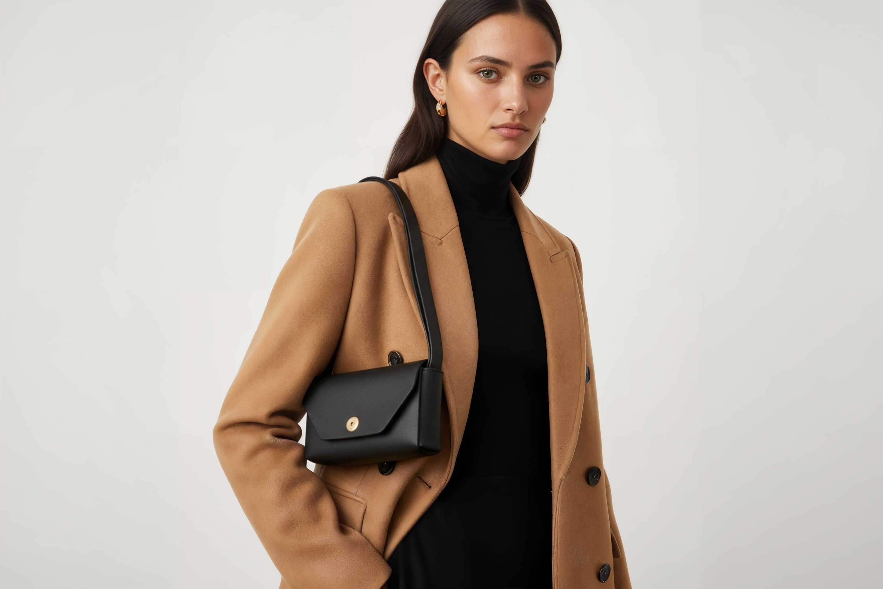 Brick Bag Black Color Leather On Woman Model Bright Background Vegetable Tanned Leather Modern Minimalist Design Premium Quality Atelier Madre Manuel Dreesmann Barcelona Spain