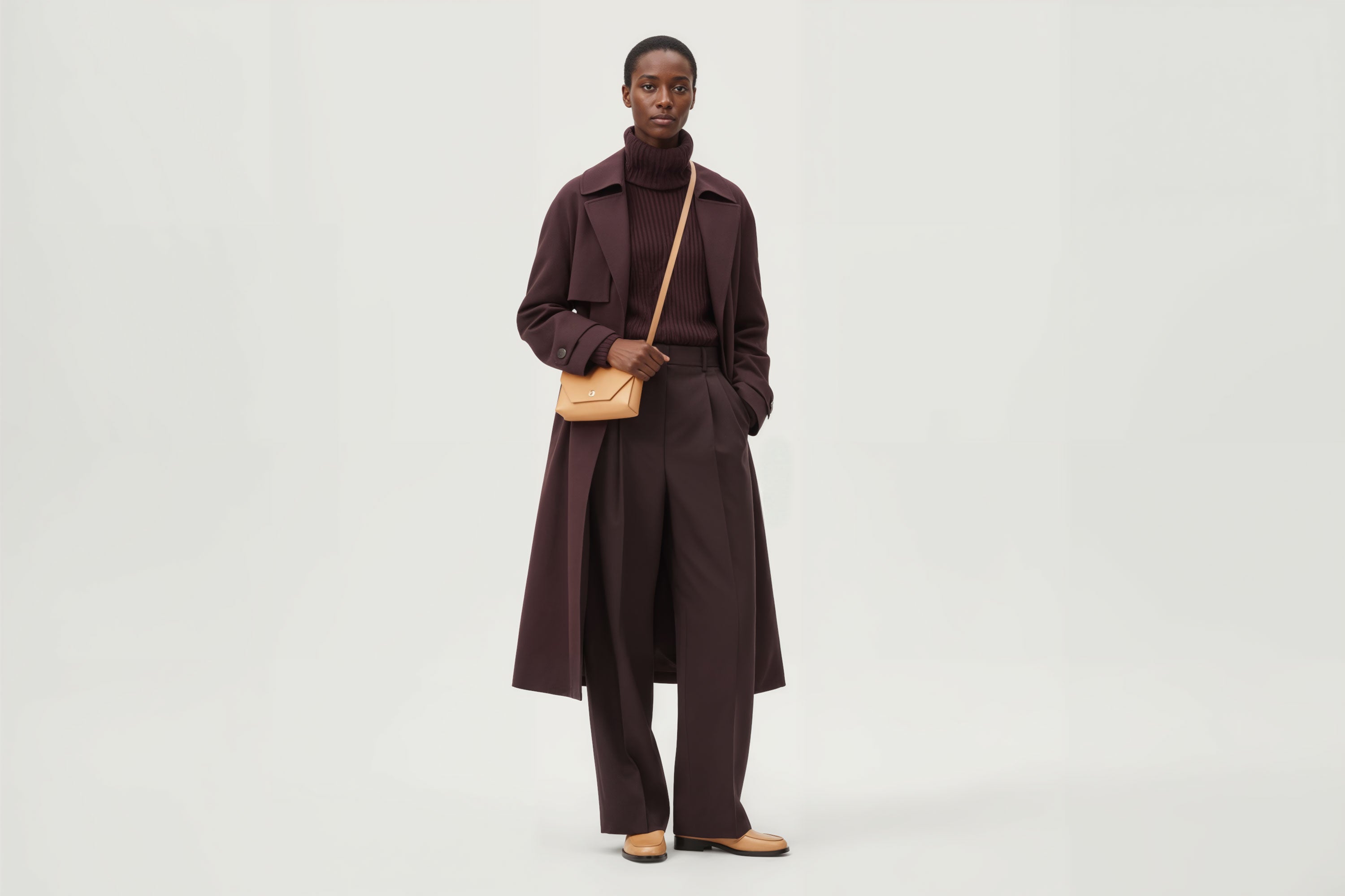 Brick Bag Natural Color Leather On Woman Model Bright Background Vegetable Tanned Leather Modern Minimalist Design Premium Quality Atelier Madre Manuel Dreesmann Barcelona Spain