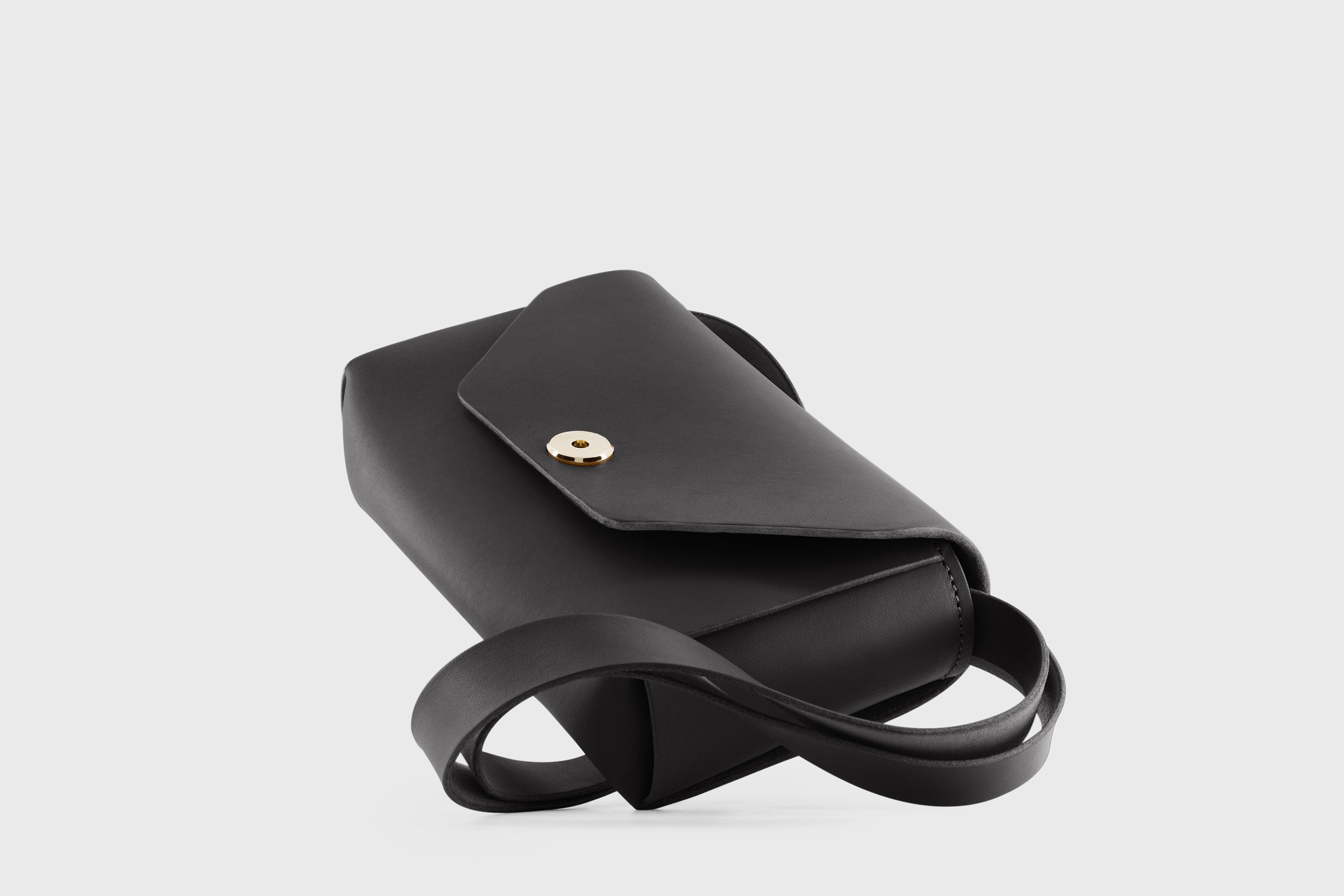 Brick Bag Black Color Leather Square Block Vegetable Tanned Full Grain Vachetta Crossbody Shoulder Block Minimalist Premium Designer Atelier Madre Manuel Dreesmann Barcelona Spain