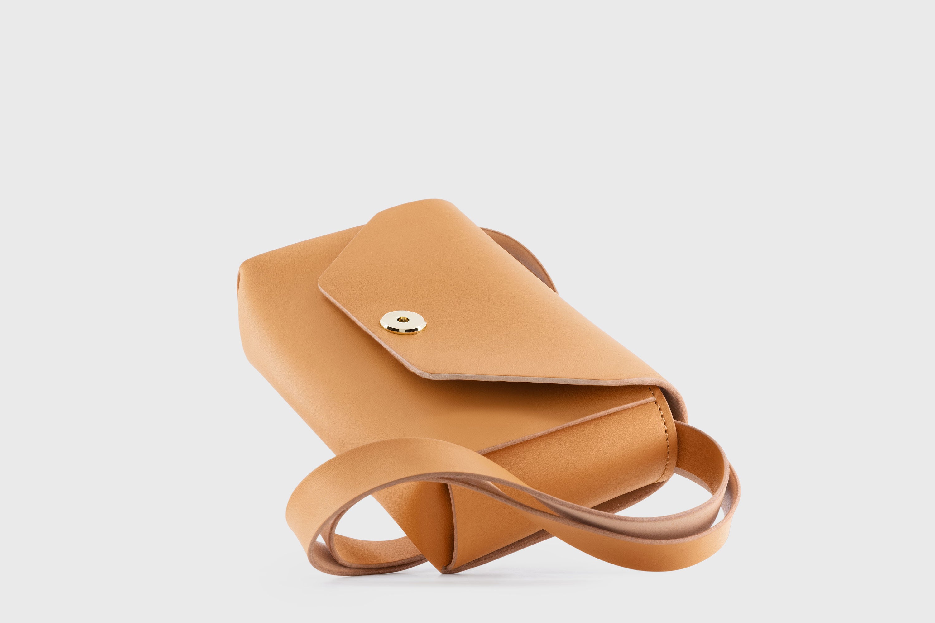 Brick Bag Brown Color Leather Square Block Vegetable Tanned Full Grain Vachetta Crossbody Shoulder Block Minimalist Premium Designer Atelier Madre Manuel Dreesmann Barcelona Spain