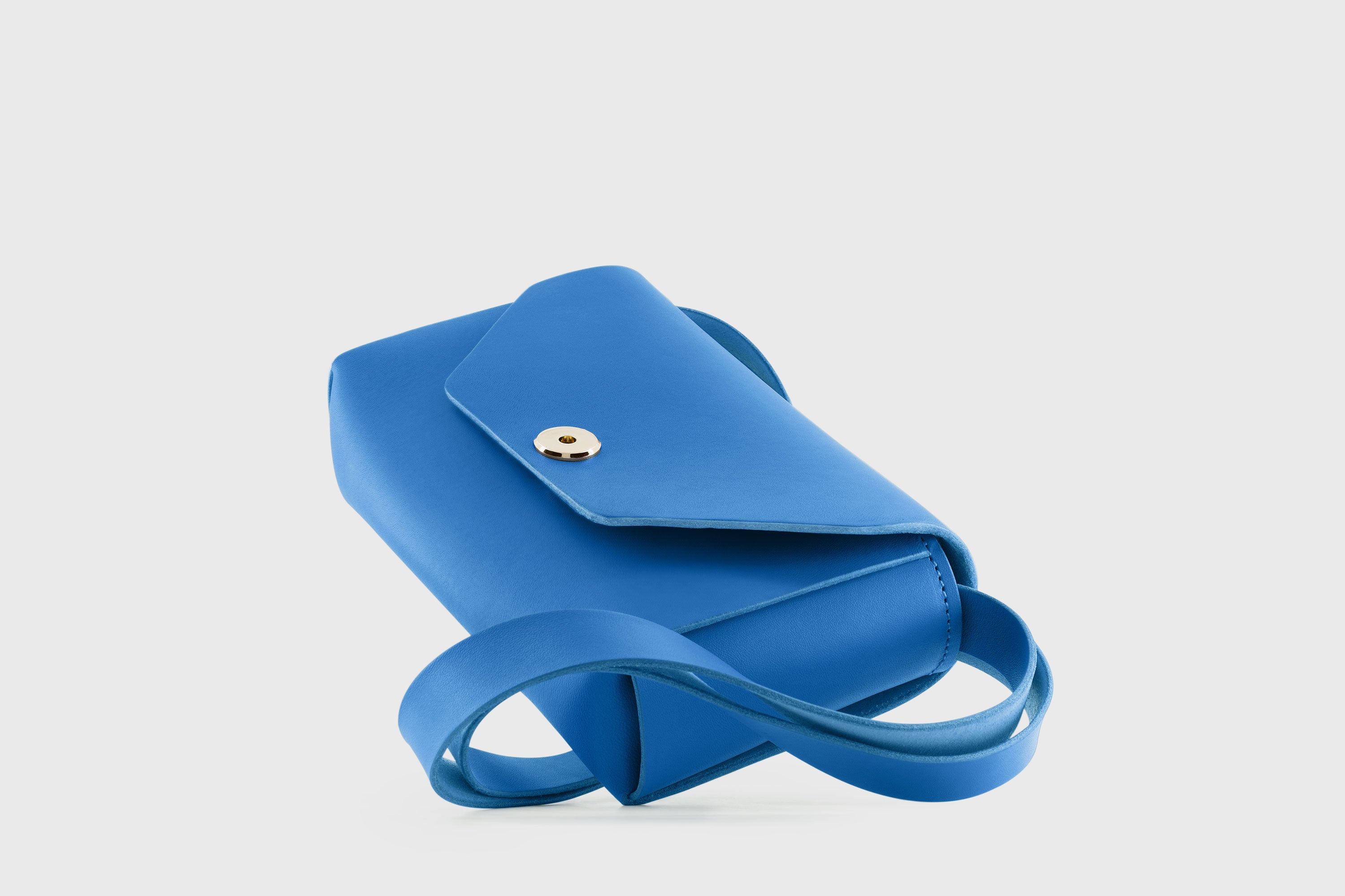 Brick Bag Royal Blue Color Leather Square Block Vegetable Tanned Full Grain Vachetta Crossbody Shoulder Block Minimalist Premium Designer Atelier Madre Manuel Dreesmann Barcelona Spain