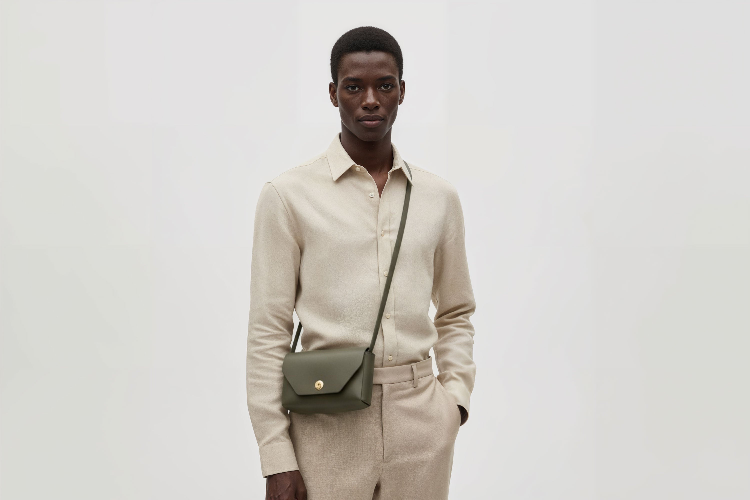 Brick Bag Olive Green Color Leather On Man Model Bright Background Vegetable Tanned Leather Modern Minimalist Design Premium Quality Atelier Madre Manuel Dreesmann Barcelona Spain
