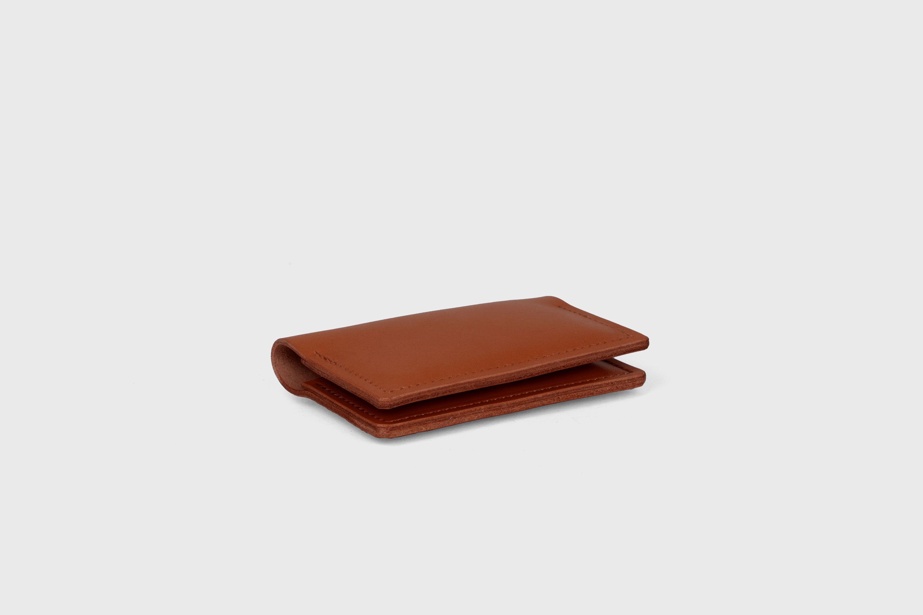 Card Etui In Dark Brown Color In Vegetable Tanned Leather Minimalistic Design With Snap Buttons Atelier Madre Manuel Dreesmann Barcelona Spain