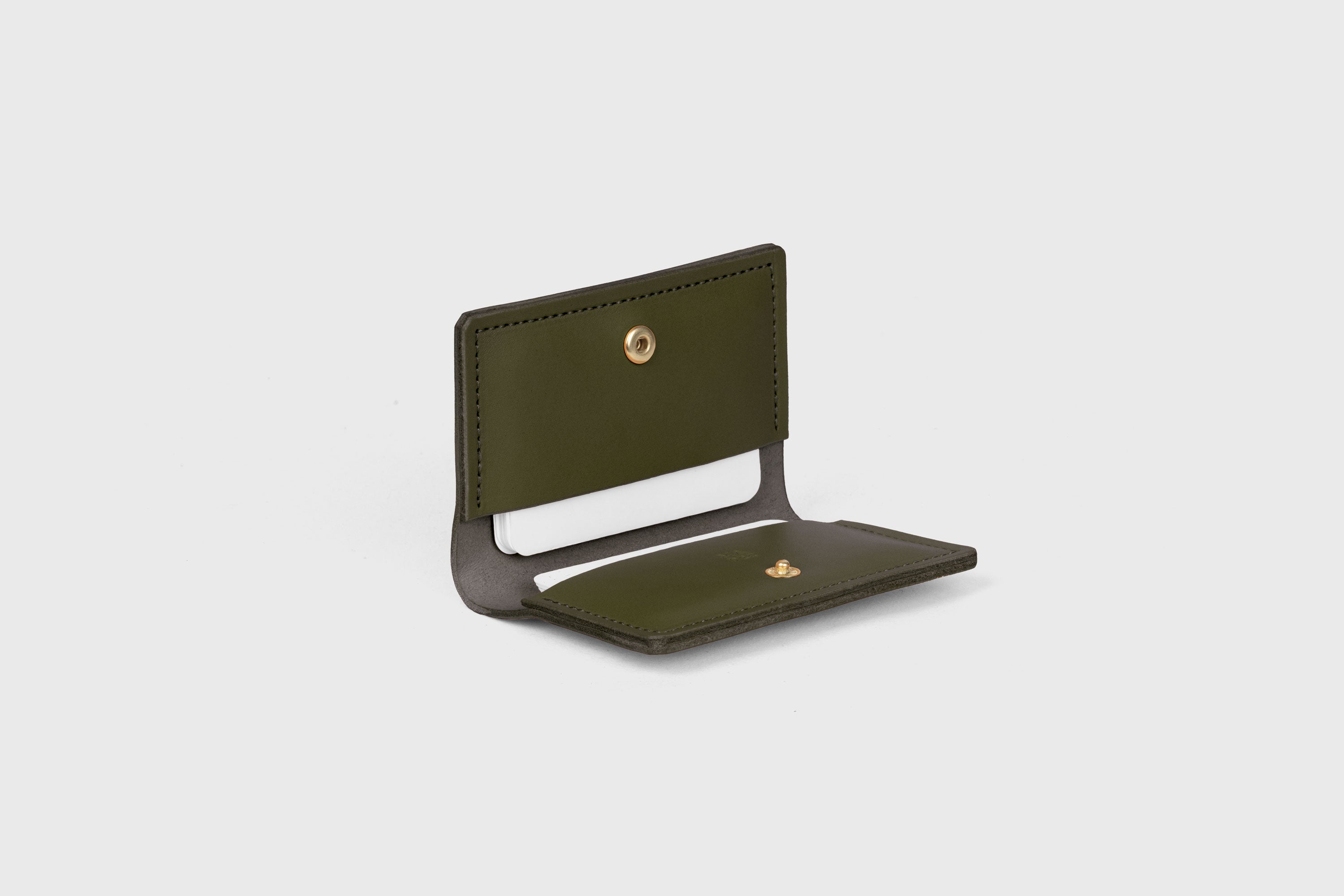 Card Etui In Olive Green Color In Vegetable Tanned Leather Minimalistic Design With Snap Buttons Atelier Madre Manuel Dreesmann Barcelona Spain