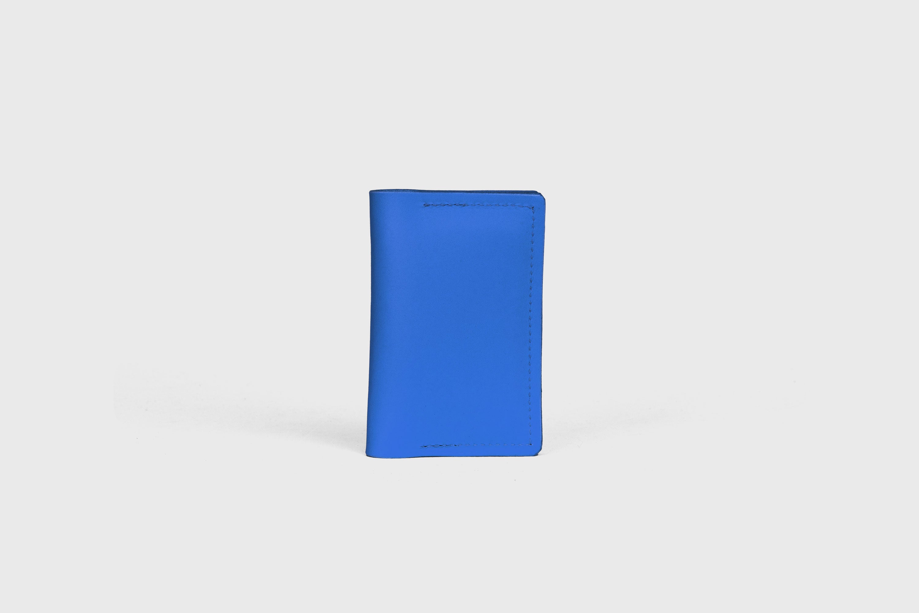 Card Etui In Royal Blue Color In Vegetable Tanned Leather Minimalistic Design With Snap Buttons Atelier Madre Manuel Dreesmann Barcelona Spain