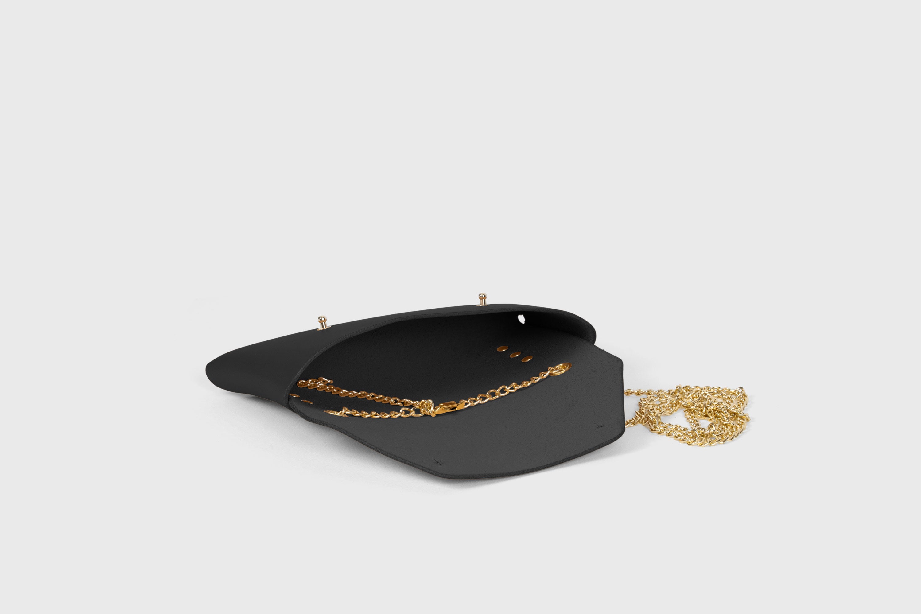 Clutch Leather Bag Gold Chain Black Color Shoulder Crossbody Bag Premium Quality Minimalist Design Atelier Madre Manuel Dreesmann Barcelona Spain