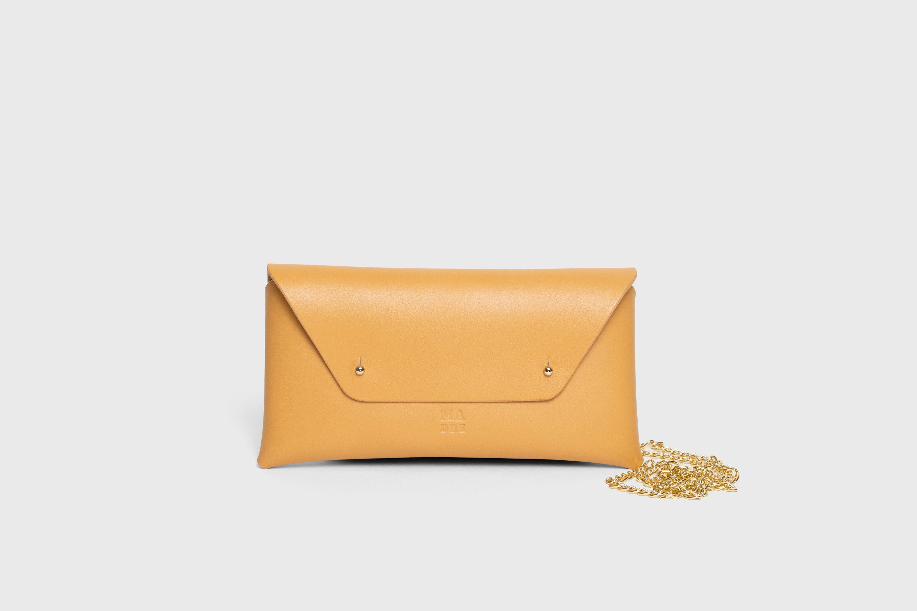 Clutch Leather Bag Gold Chain Brown Color Shoulder Crossbody Bag Premium Quality Minimalist Design Atelier Madre Manuel Dreesmann Barcelona Spain