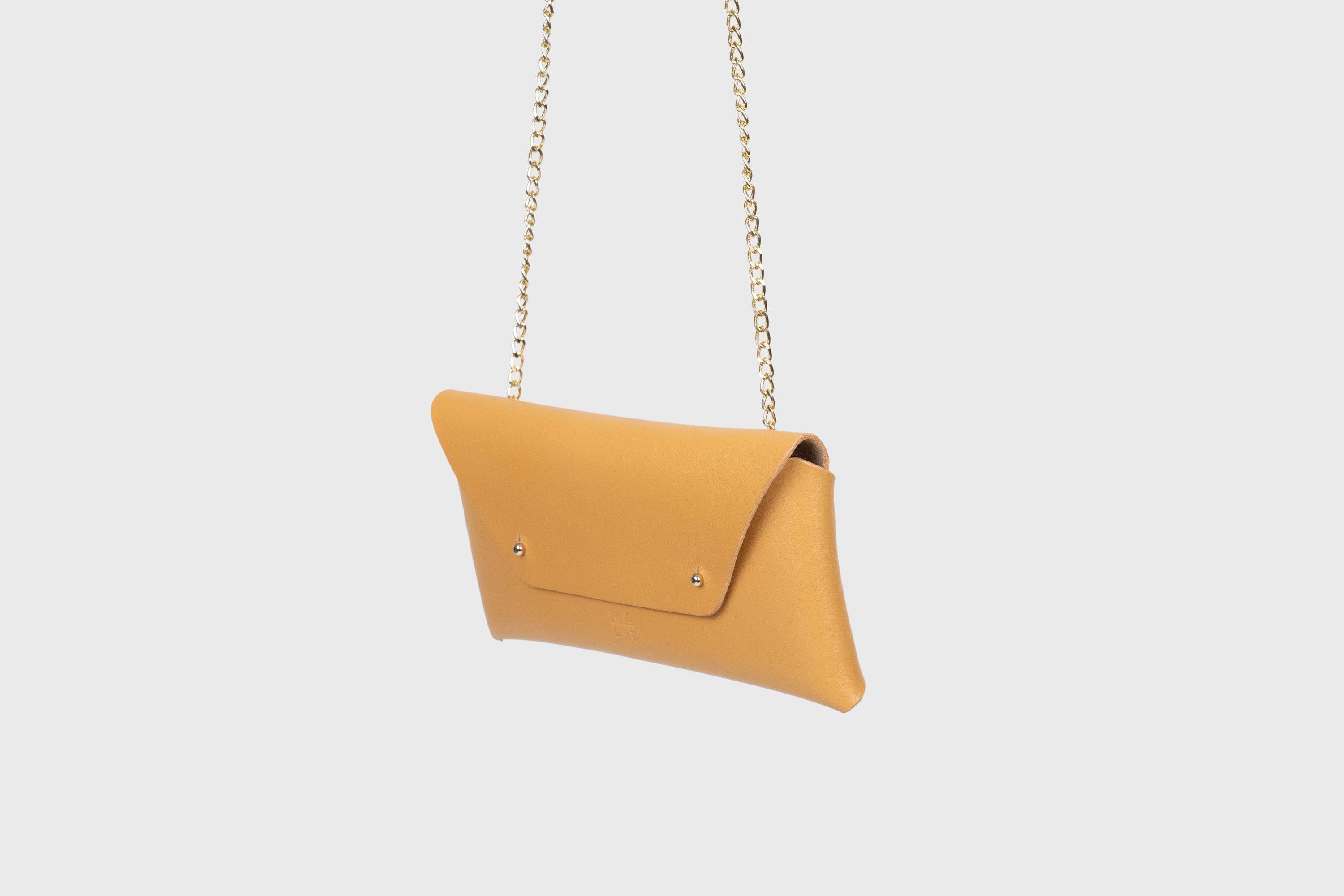 Clutch Leather Bag Gold Chain Brown Color Shoulder Crossbody Bag Premium Quality Minimalist Design Atelier Madre Manuel Dreesmann Barcelona Spain