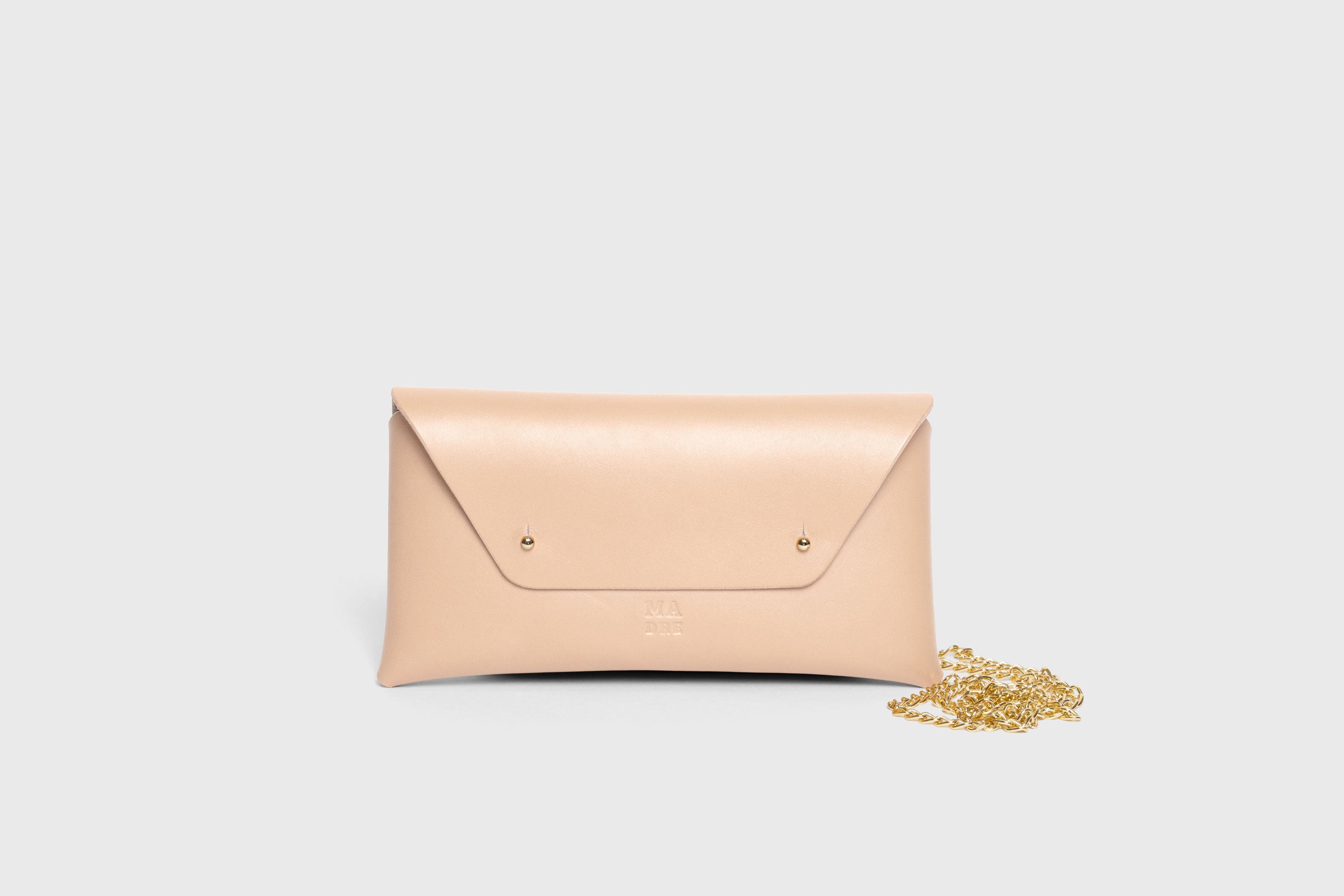 Clutch Leather Bag Gold Chain Natural Color Shoulder Crossbody Bag Premium Quality Minimalist Design Atelier Madre Manuel Dreesmann Barcelona Spain