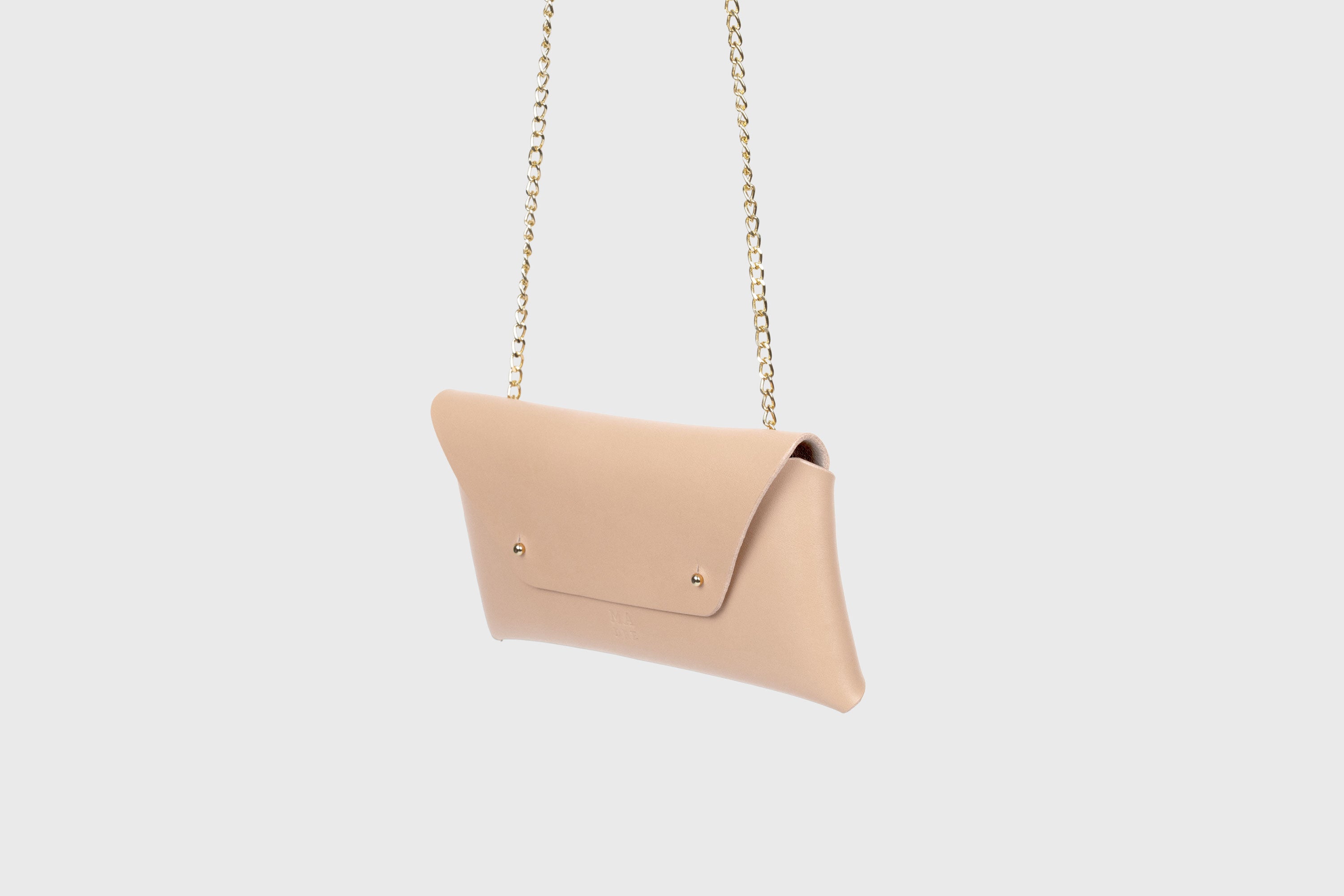 Clutch Leather Bag Gold Chain Natural Color Shoulder Crossbody Bag Premium Quality Minimalist Design Atelier Madre Manuel Dreesmann Barcelona Spain