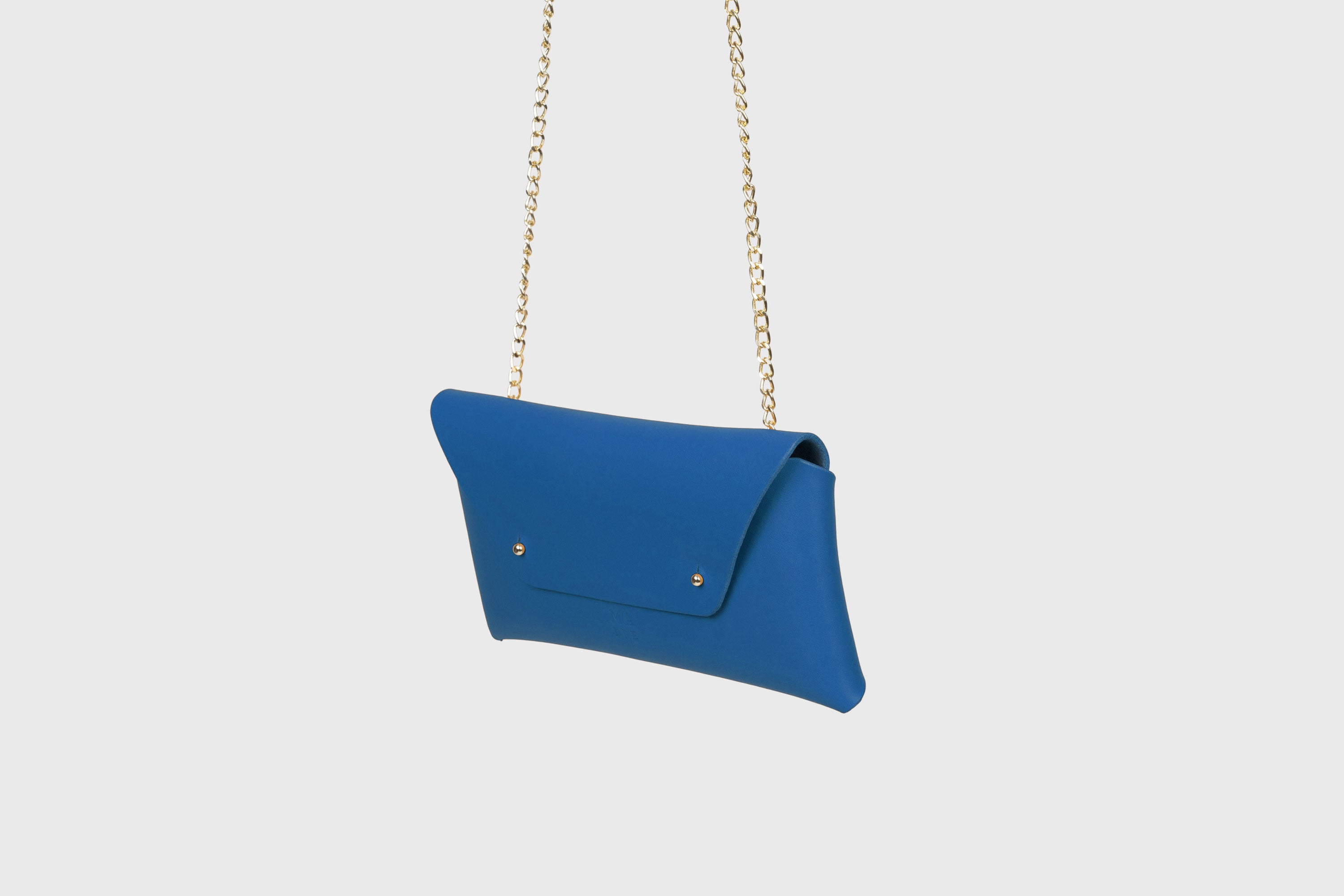 Clutch Leather Bag Gold Chain Royal Blue Color Shoulder Crossbody Bag Premium Quality Minimalist Design Atelier Madre Manuel Dreesmann Barcelona