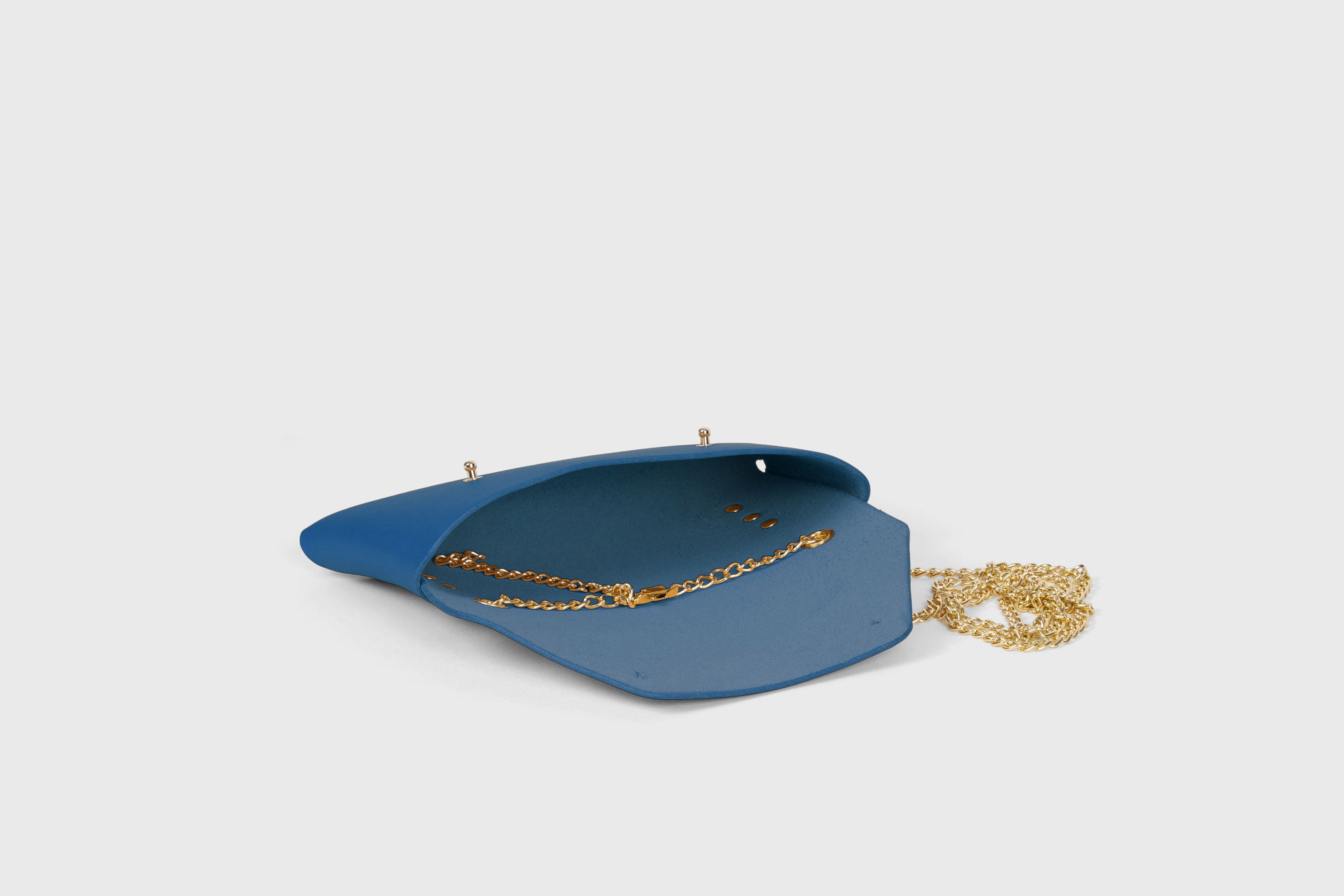 Clutch Leather Bag Gold Chain Royal Blue Color Shoulder Crossbody Bag Premium Quality Minimalist Design Atelier Madre Manuel Dreesmann Barcelona