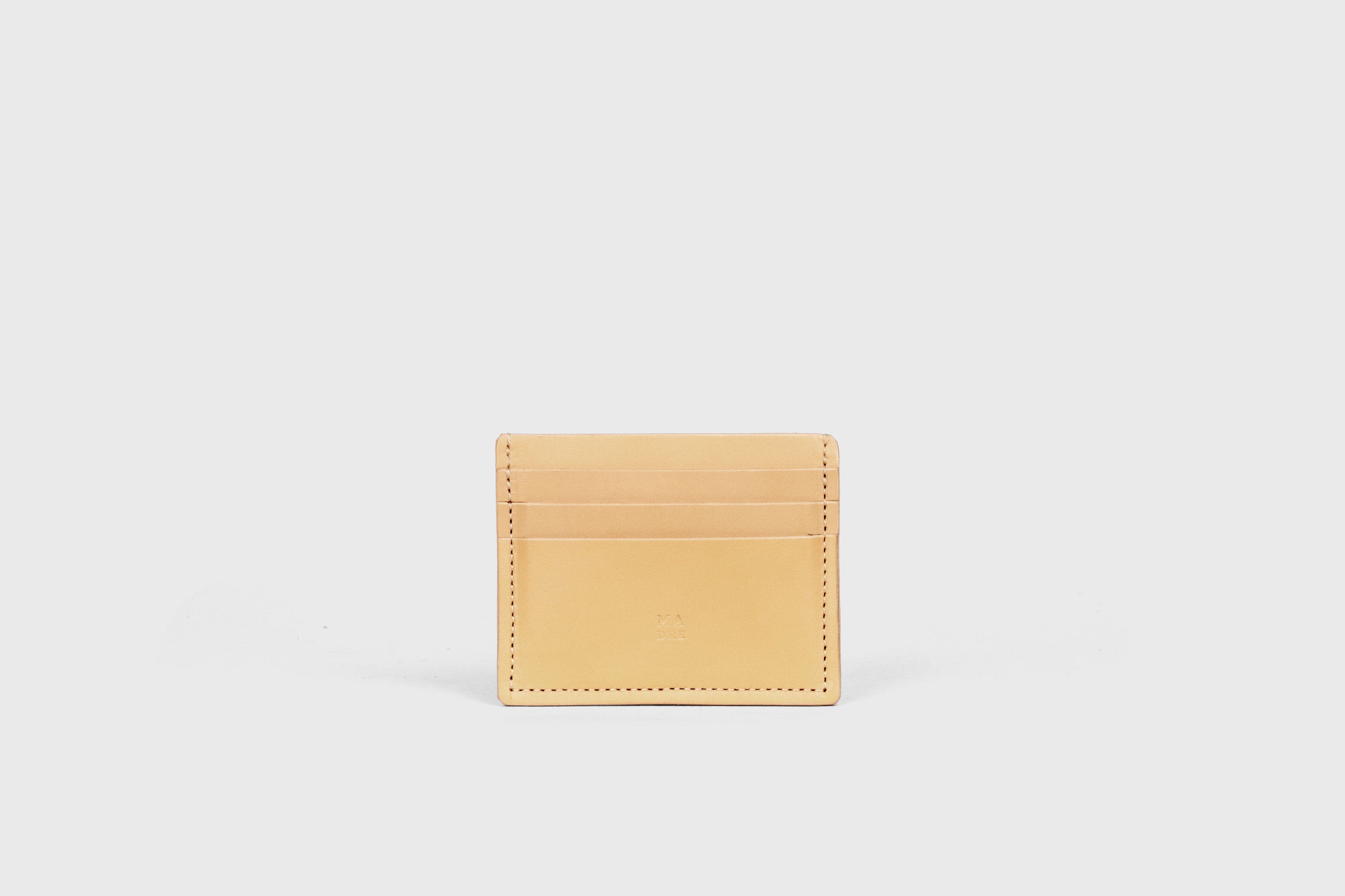 Portefeuille de cartes de crédit avec 6 fentes latérales pour cartes de crédit Naturelle Couleur En Tannage Végétal Atelier de design minimaliste en cuir Madre Manuel Dreesmann Barcelone Espagne