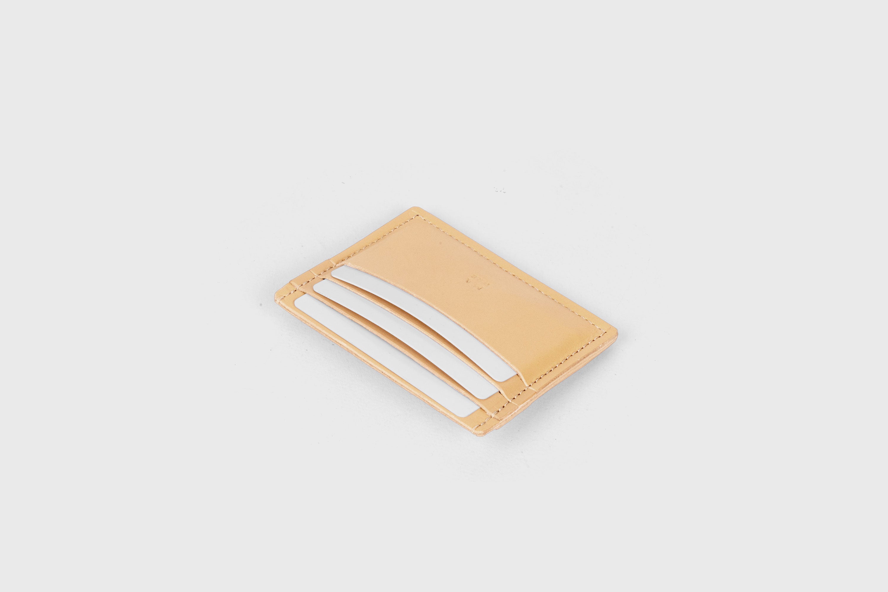 Portefeuille de cartes de crédit avec 6 fentes latérales pour cartes de crédit Naturelle Couleur En Tannage Végétal Atelier de design minimaliste en cuir Madre Manuel Dreesmann Barcelone Espagne