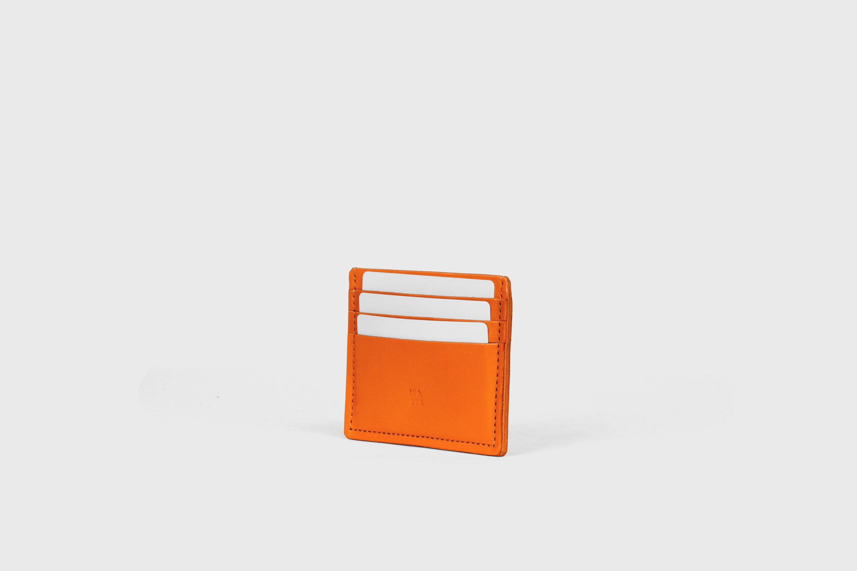 Portefeuille de cartes de crédit avec 6 fentes latérales en orange Couleur En Tannage Végétal Atelier de design minimaliste en cuir Madre Manuel Dreesmann Barcelone Espagne