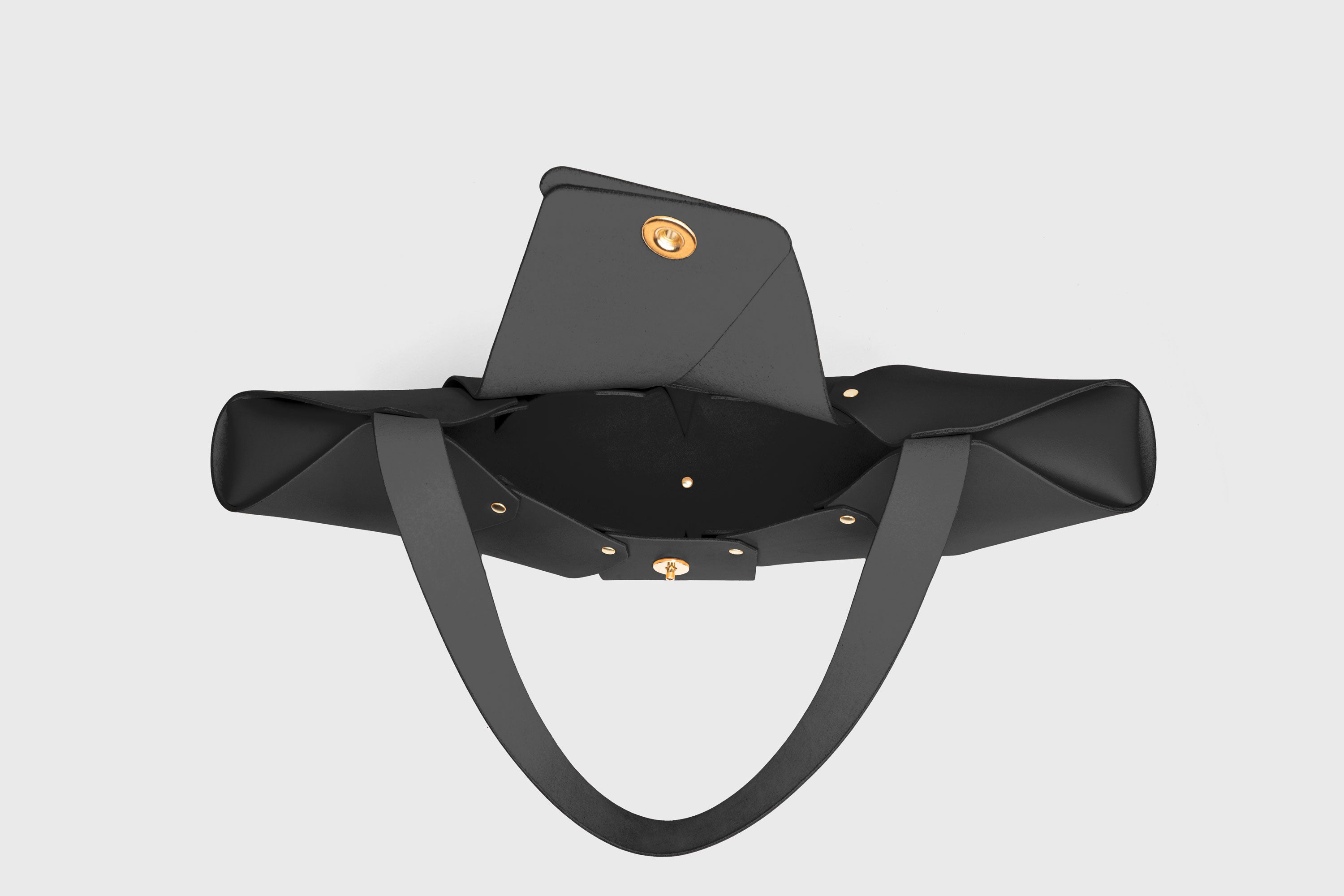 Croissant Bag Big Black Leather Magnetic Closure Full Grain Vegetable Tanned Leather High Quality Modern Minimalistic Organic Design Full Brass Rivets Atelier Madre Manuel Dreesmann Barcelona Spain