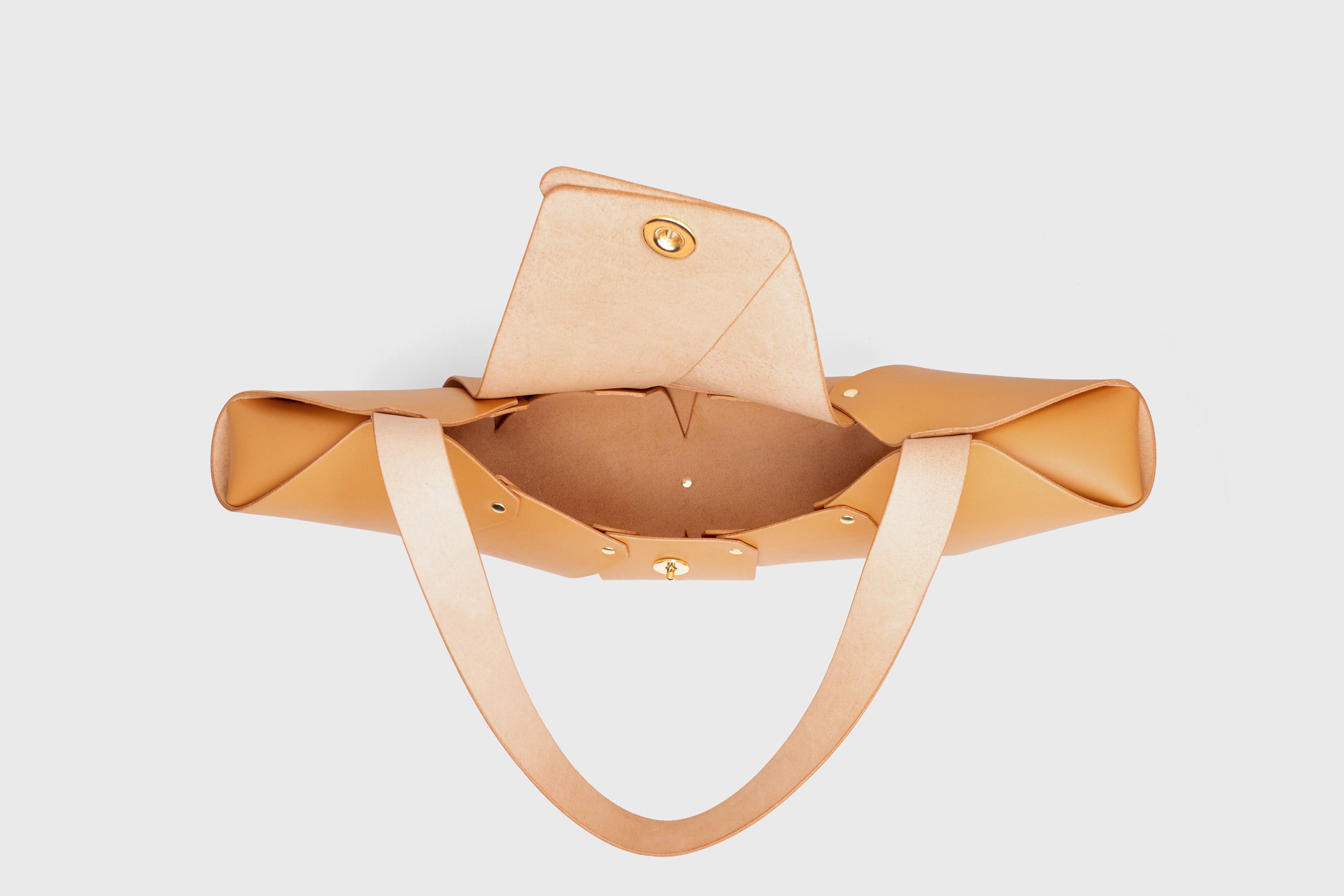 Croissant Bag Big Brown Leather Magnetic Closure Full Grain Vegetable Tanned Leather High Quality Modern Minimalistic Organic Design Full Brass Rivets Atelier Madre Manuel Dreesmann Barcelona Spain