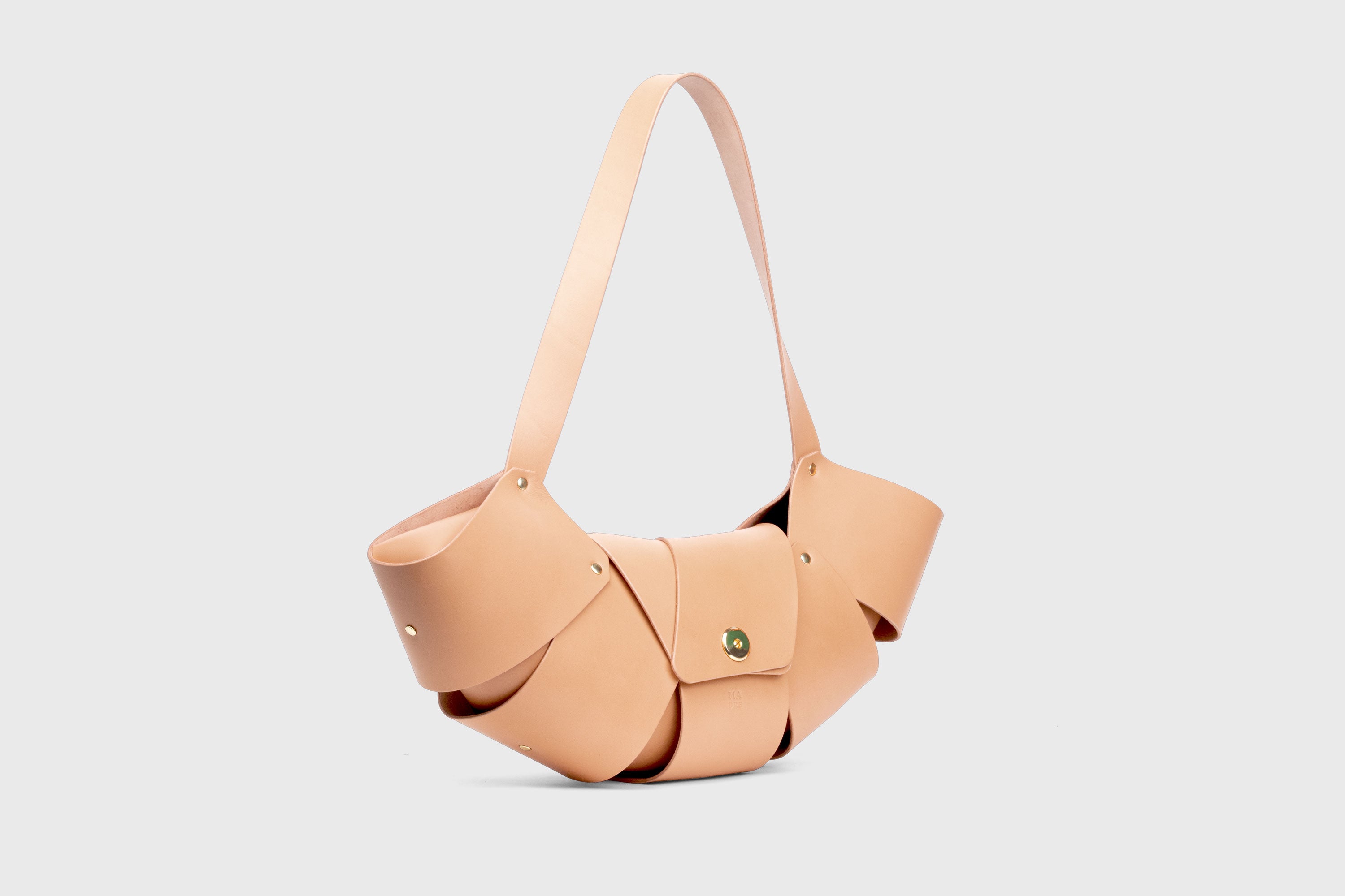 Croissant Bag Big Natural Colour Leather Magnetic Closure Full Grain Vegetable Tanned Leather High Quality Modern Minimalistic Organic Design Full Brass Rivets Atelier Madre Manuel Dreesmann Barcelona Spain