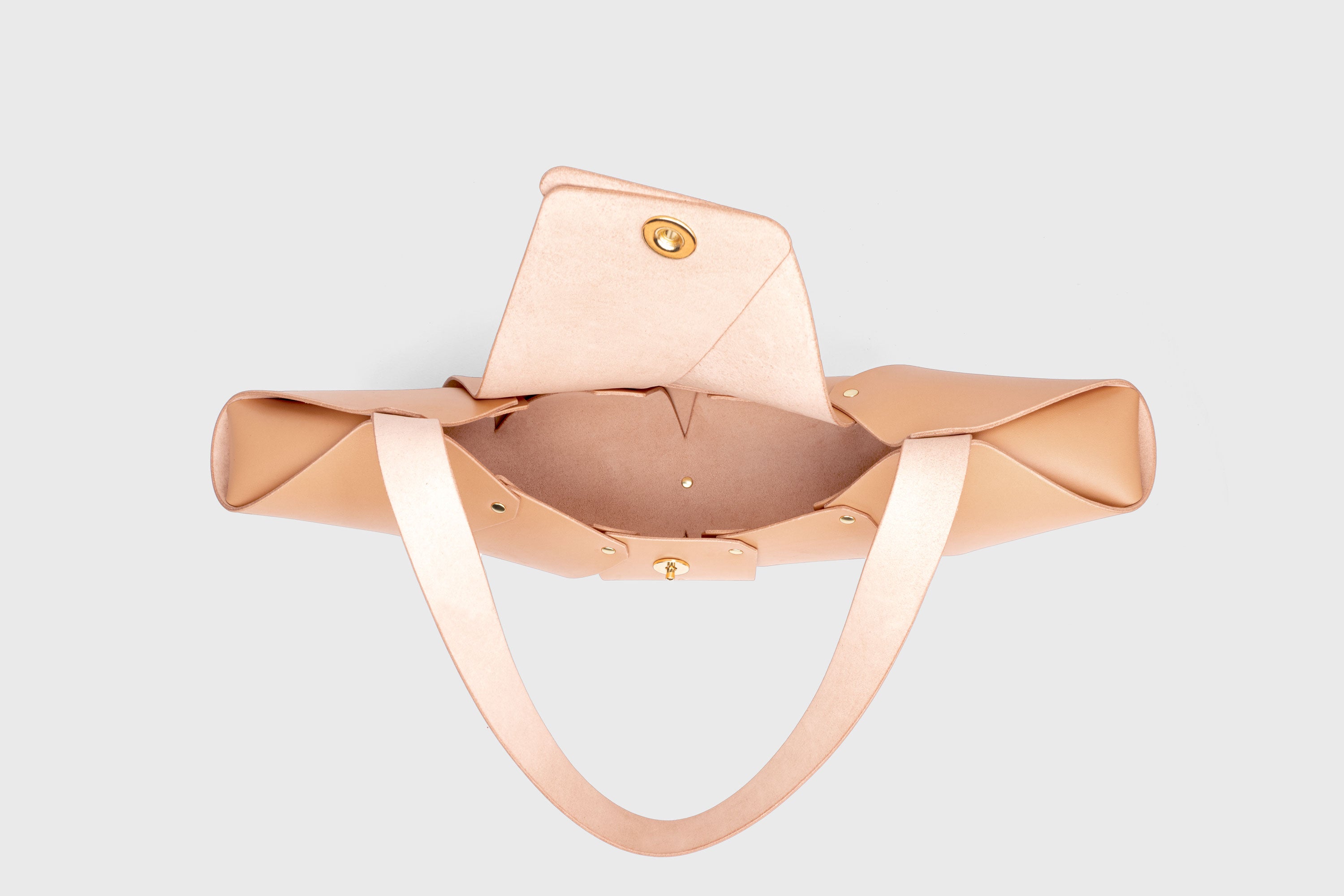 Croissant Bag Big Natural Colour Leather Magnetic Closure Full Grain Vegetable Tanned Leather High Quality Modern Minimalistic Organic Design Full Brass Rivets Atelier Madre Manuel Dreesmann Barcelona Spain