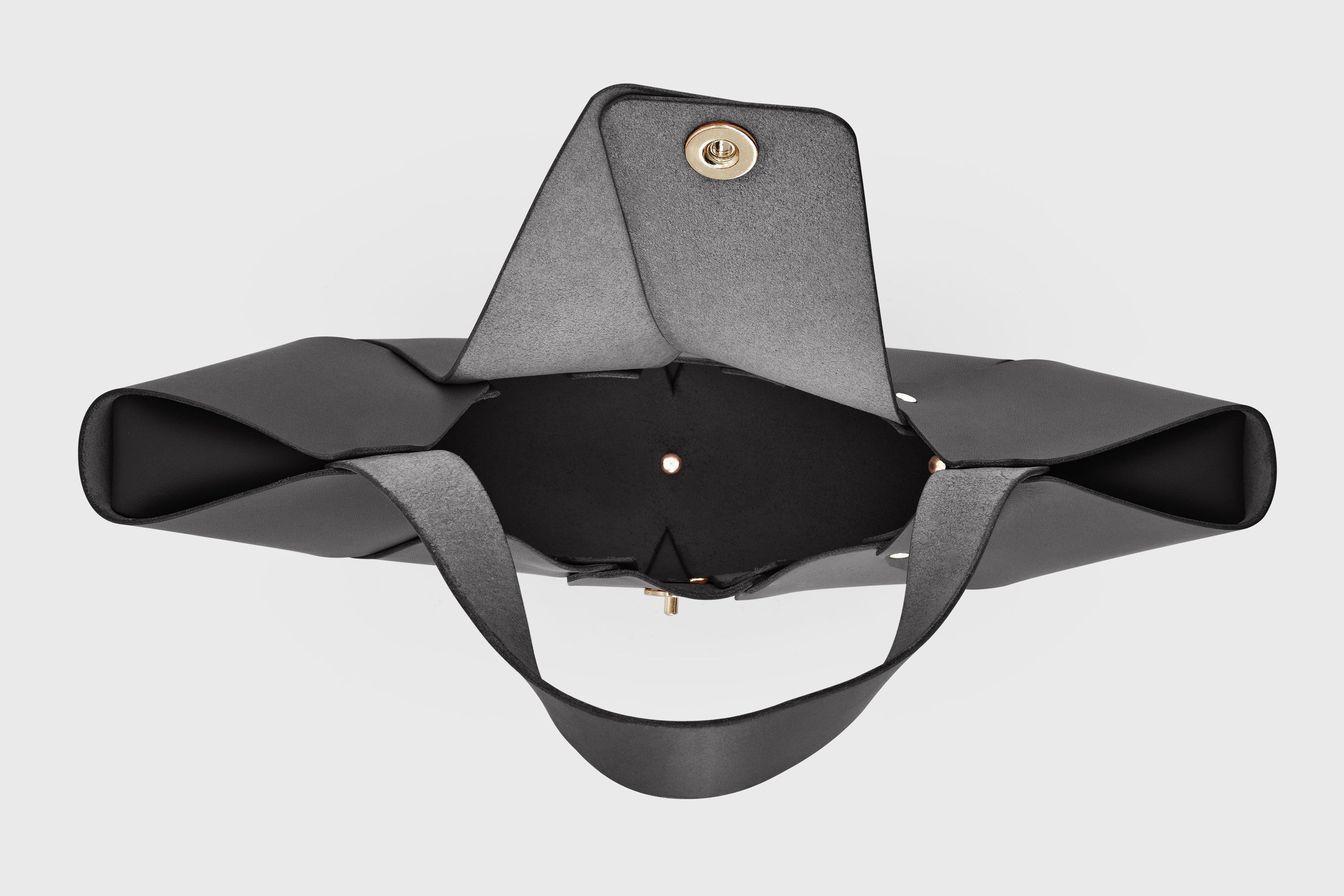 Croissant Bag Black Color Leather Magnetic Closure Full Grain Vegetable Tanned Leather High Quality Modern Minimalistic Organic Design Full Brass Rivets Atelier Madre Manuel Dreesmann Barcelona Spain