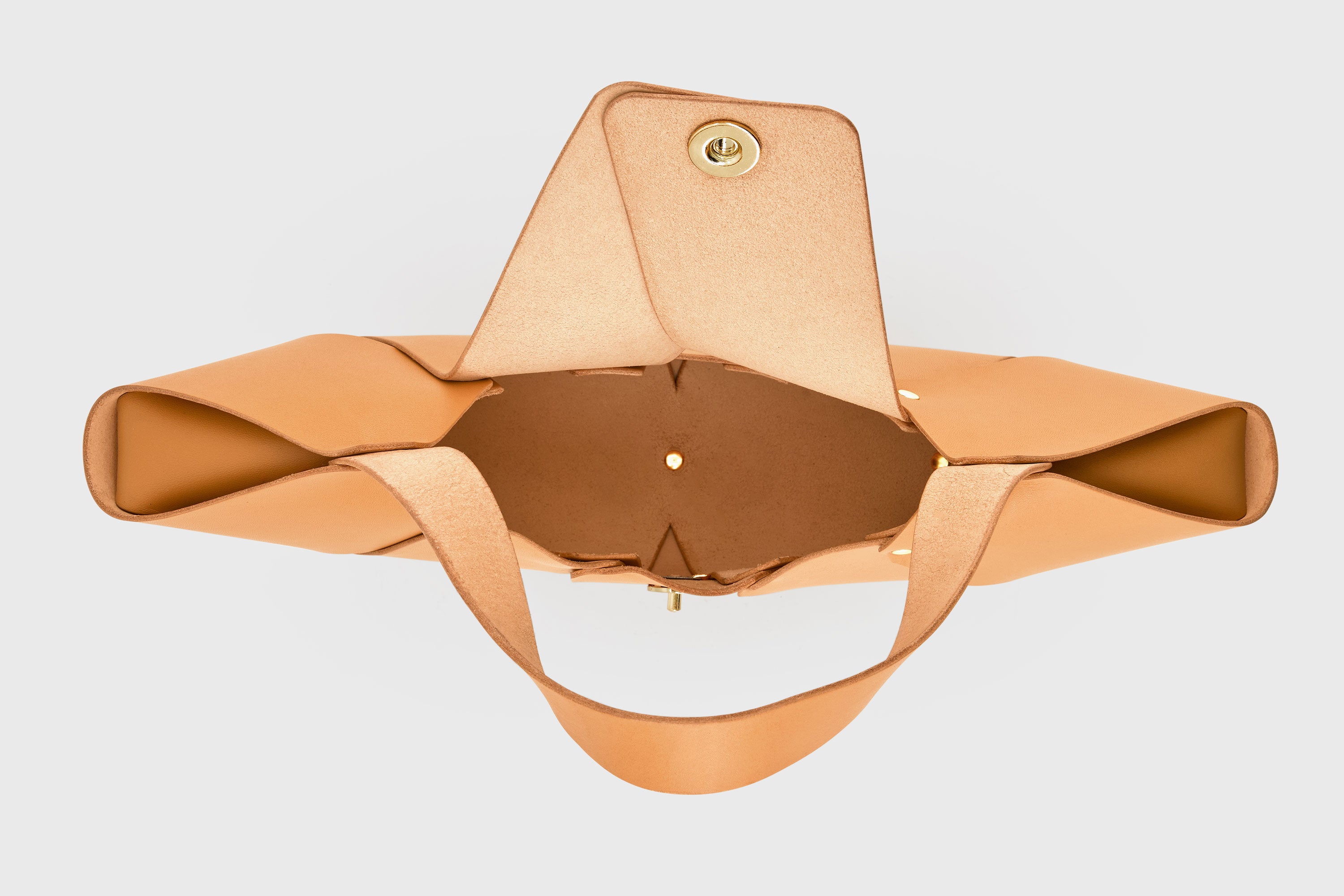 Croissant Bag Brown Leather Magnetic Closure Full Grain Vegetable Tanned Leather High Quality Modern Minimalistic Organic Design Full Brass Rivets Atelier Madre Manuel Dreesmann Barcelona Spain