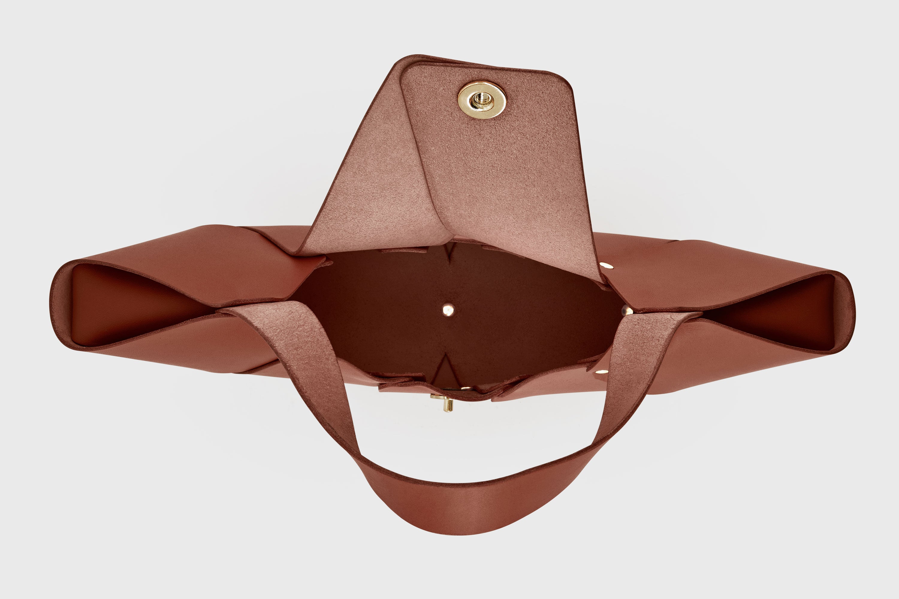 Croissant Bag Dark Brown Color Leather Magnetic Closure Full Grain Vegetable Tanned Leather High Quality Modern Minimalistic Organic Design Full Brass Rivets Atelier Madre Manuel Dreesmann Barcelona Spain