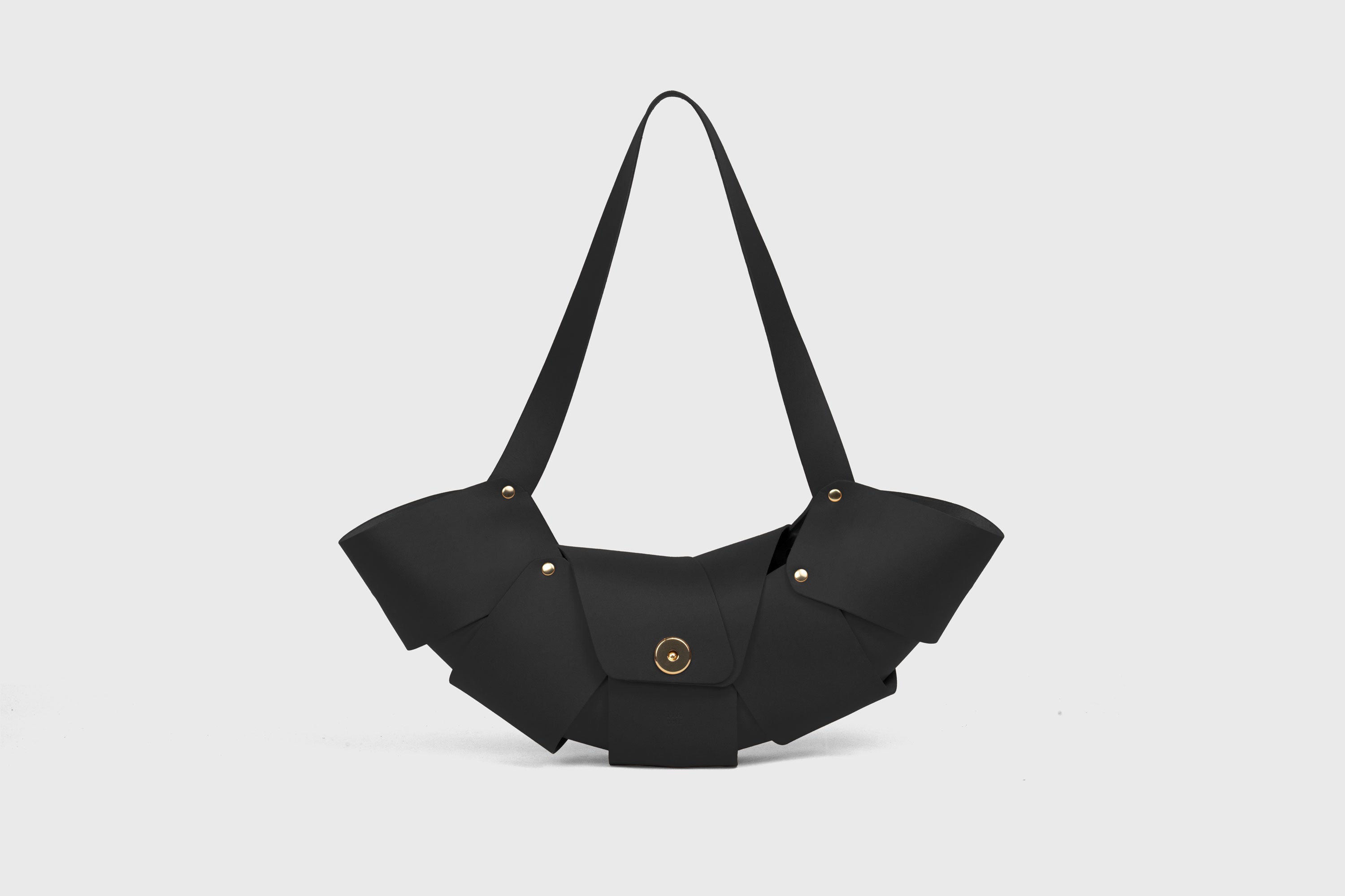 Croissant Bag Black Leather Magnetic Closure Full Grain Vegetable Tanned Leather High Quality Modern Minimalistic Organic Design Full Brass Rivets Atelier Madre Manuel Dreesmann Barcelona Spain