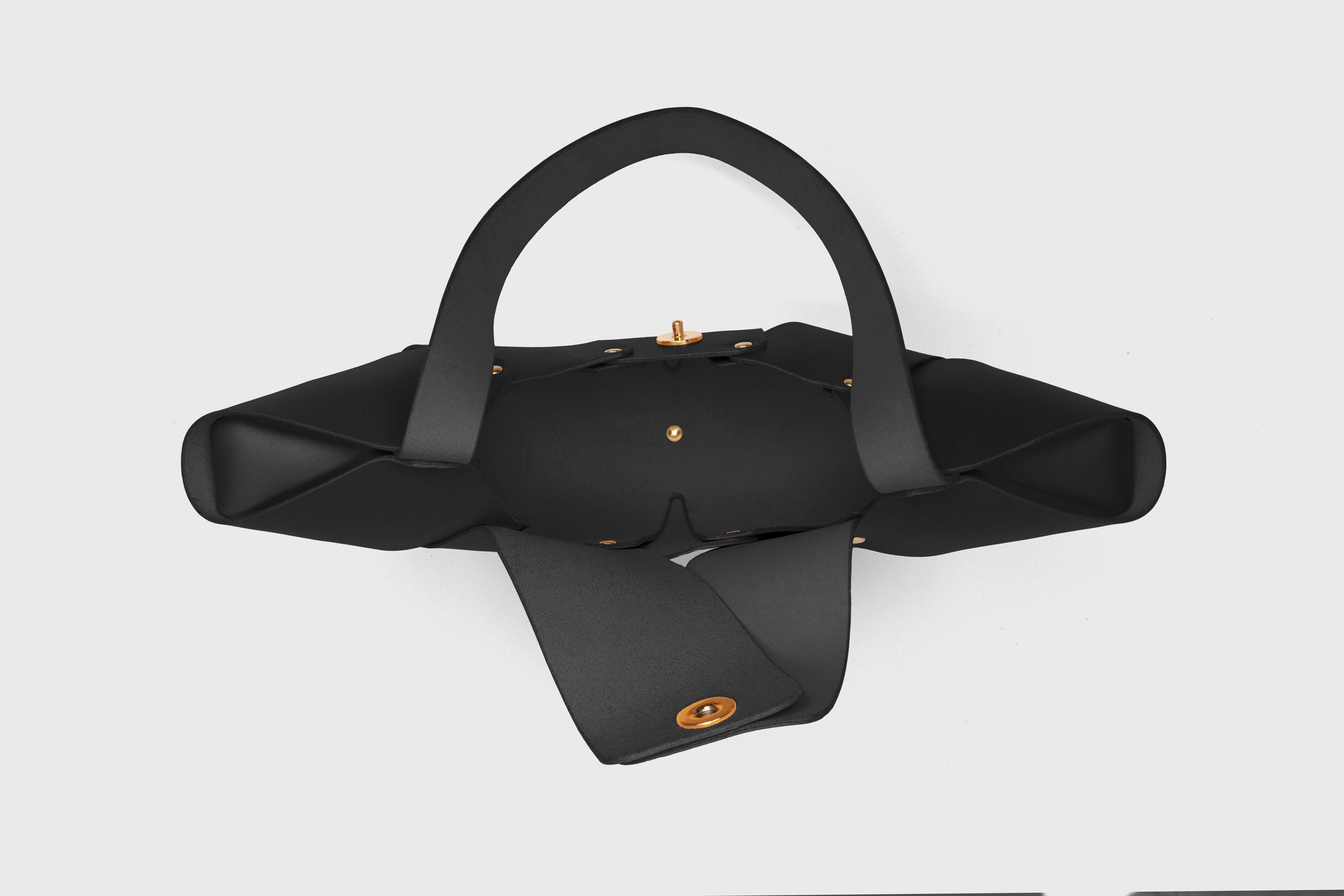 Croissant Bag Black Color Leather Magnetic Closure Full Grain Vegetable Tanned Leather High Quality Modern Minimalistic Organic Design Full Brass Rivets Atelier Madre Manuel Dreesmann Barcelona Spain