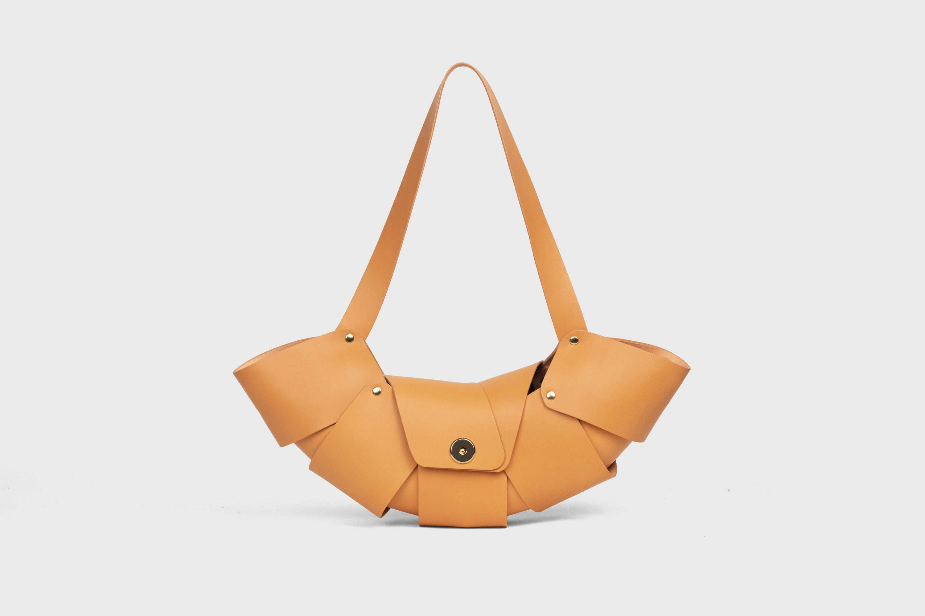 Croissant Bag Brown Leather Magnetic Closure Full Grain Vegetable Tanned Leather High Quality Modern Minimalistic Organic Design Full Brass Rivets Atelier Madre Manuel Dreesmann Barcelona Spain