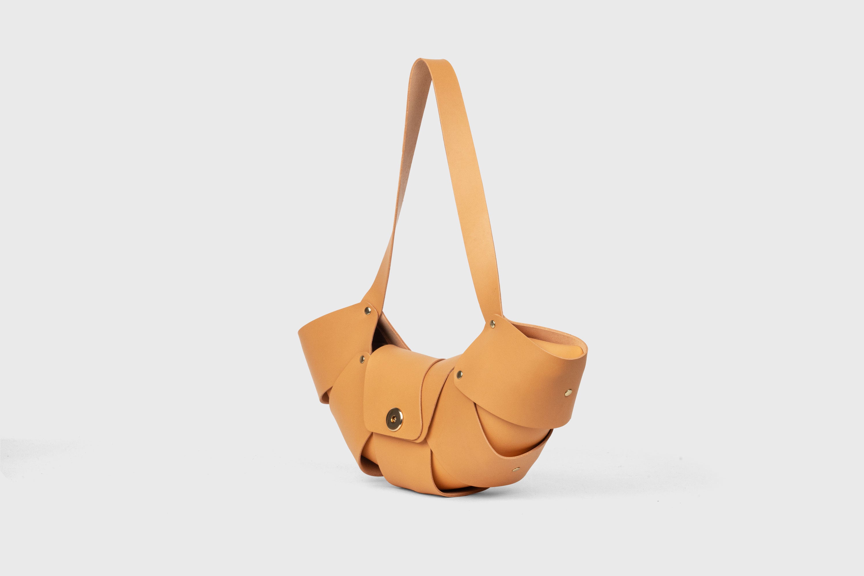 Croissant Bag Brown Color Leather Magnetic Closure Full Grain Vegetable Tanned Leather High Quality Modern Minimalistic Organic Design Full Brass Rivets Atelier Madre Manuel Dreesmann Barcelona Spain