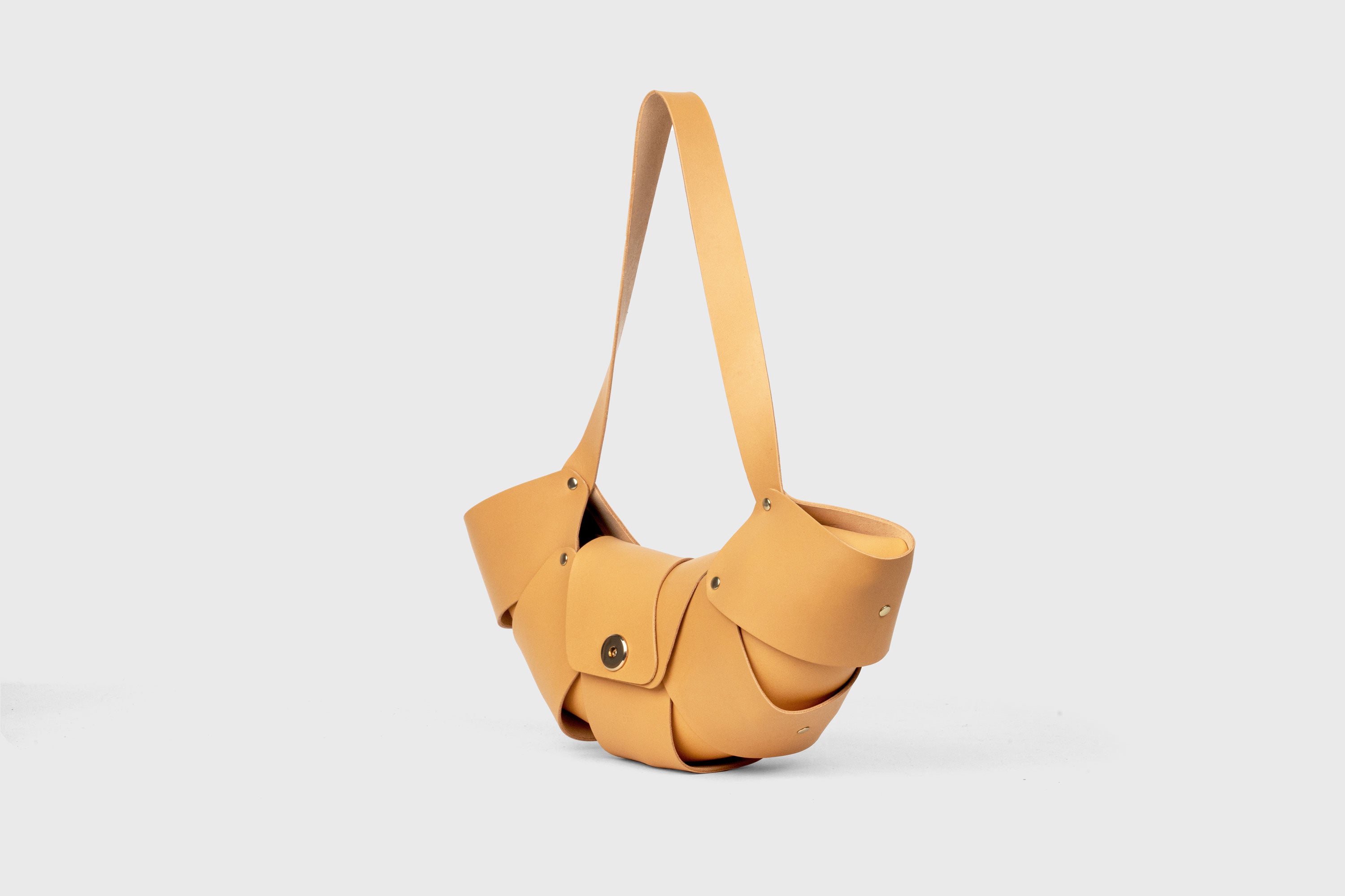 Mala Croissant em couro castanho, design minimalista / Mala de ombro / da Atelier Madre / Manuel Dreesmann Barcelona